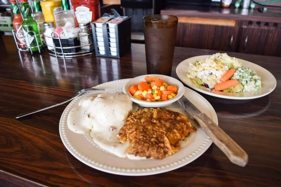 Restaurant/places to eat in Oregon Trail Motel and Restaurant