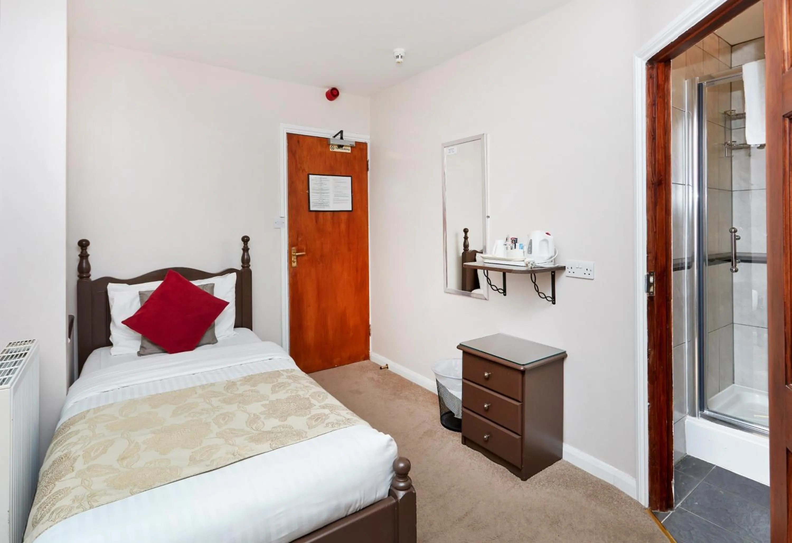 Bed in Conifers Guest House