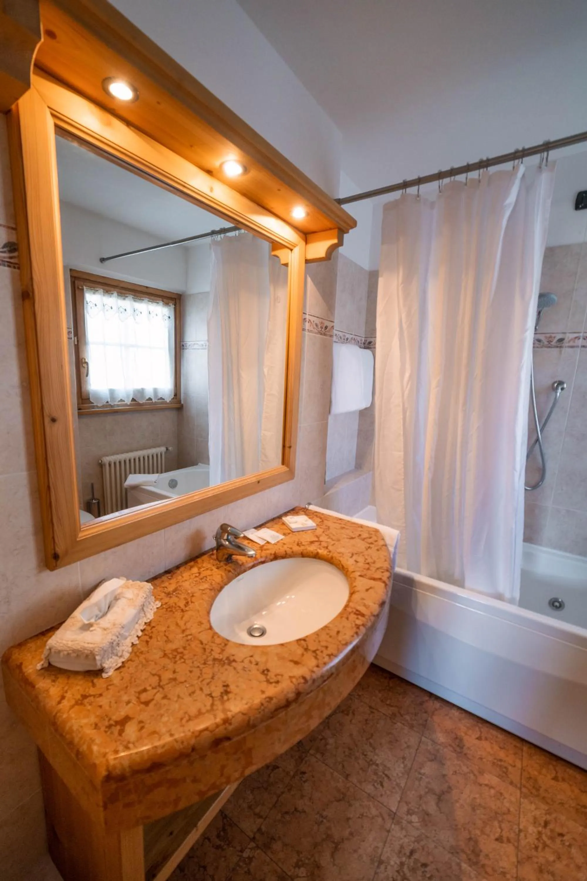 Bathroom, Bed in Alpi & Golf Hotel