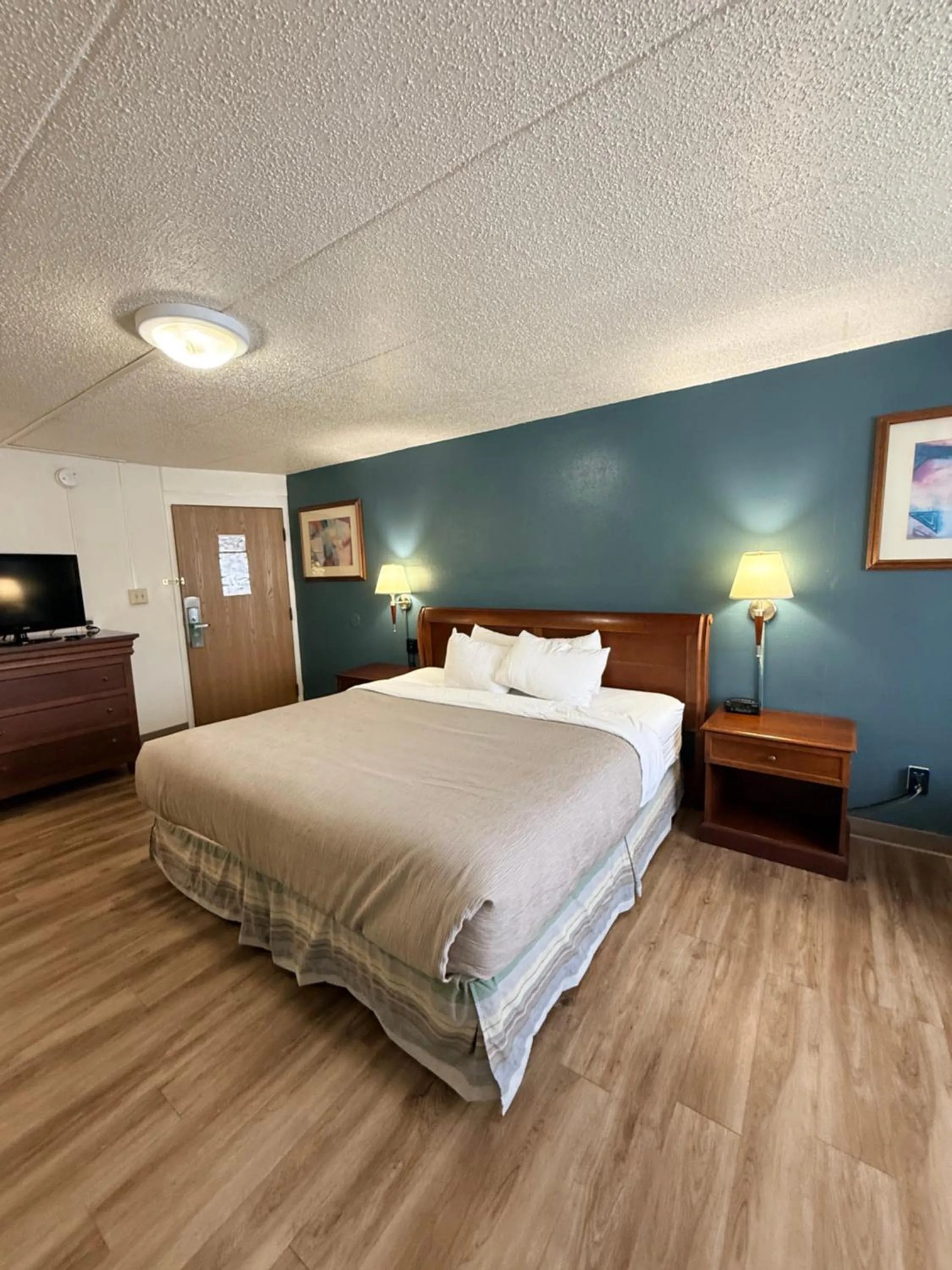Bed in Quality Inn & Suites Black River Falls I-94