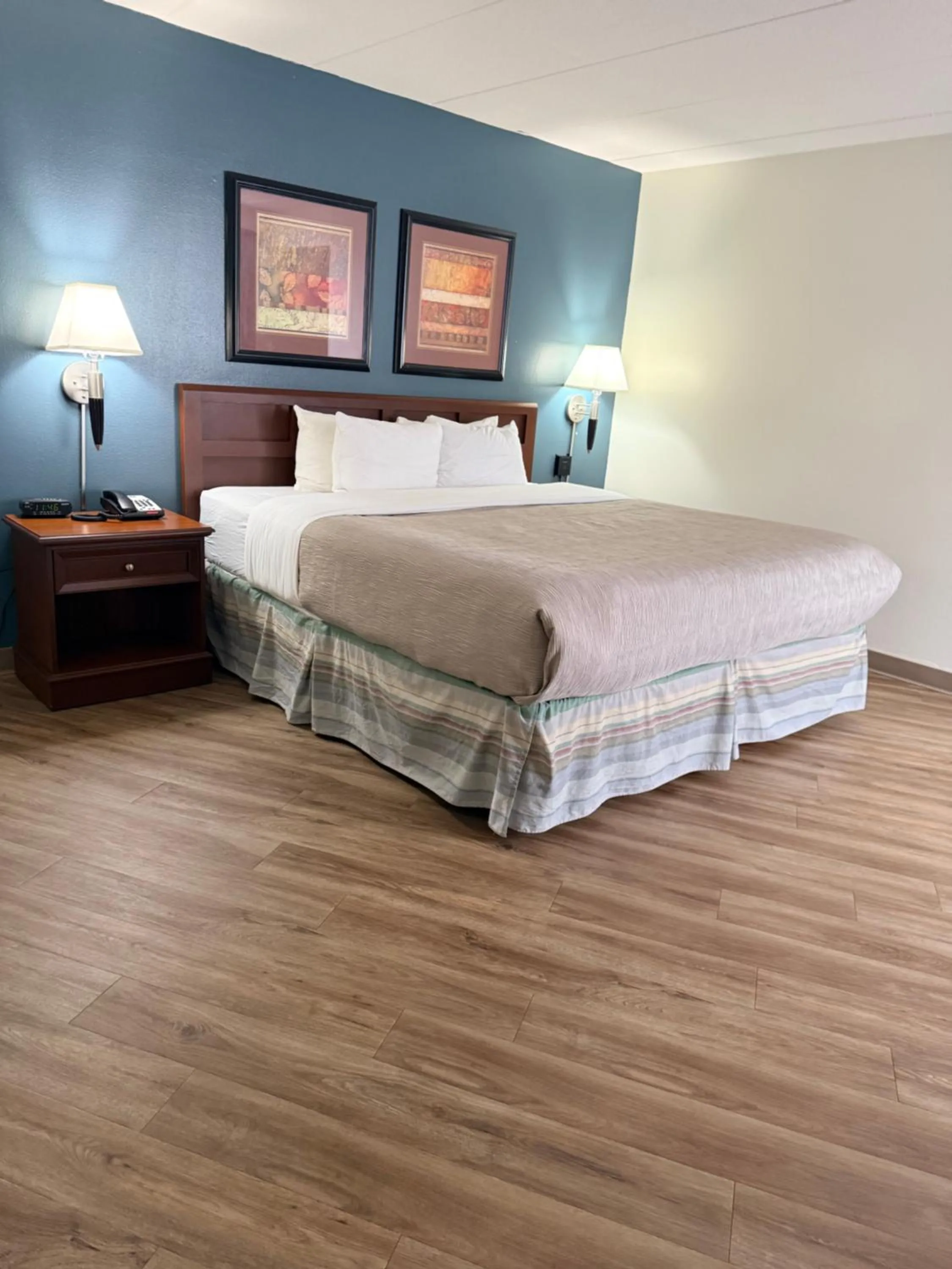 Bed in Quality Inn & Suites Black River Falls I-94