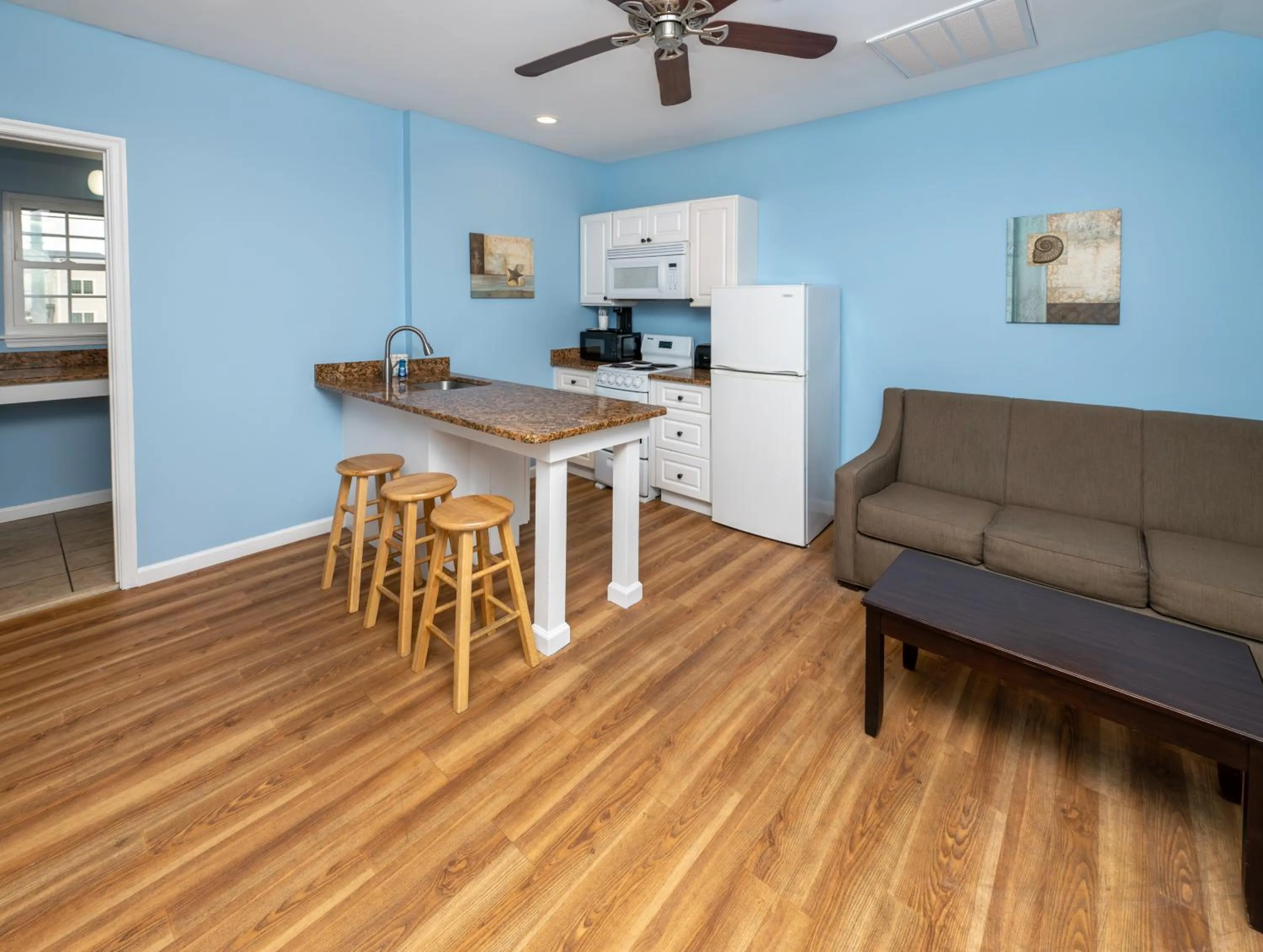 Kitchen or kitchenette in Commander Beach House Hotel