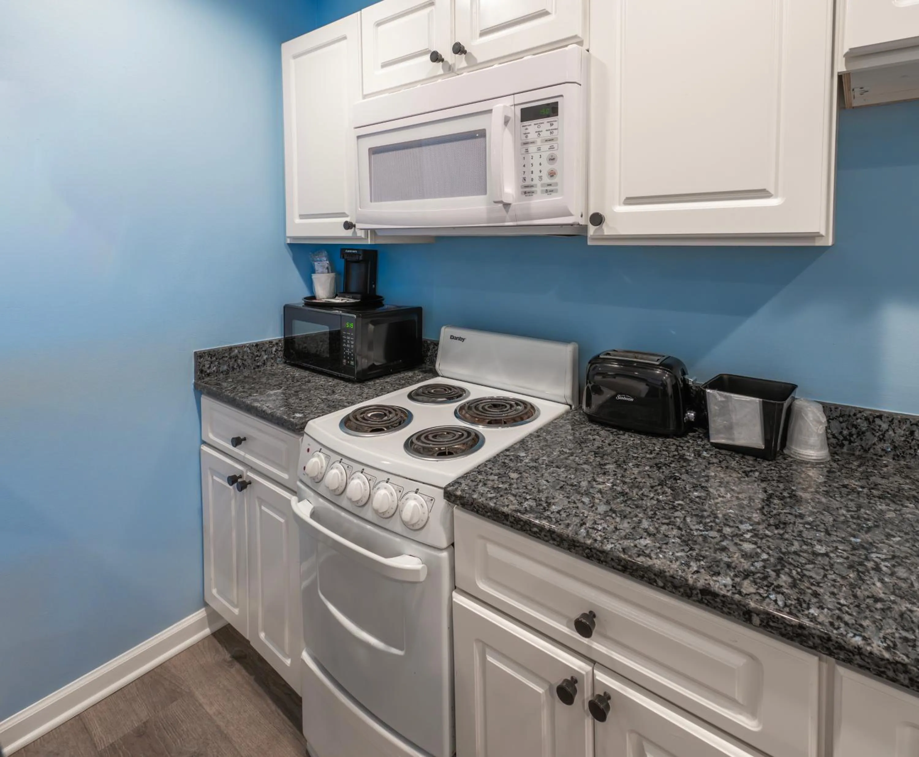 Kitchen or kitchenette in Commander Beach House Hotel