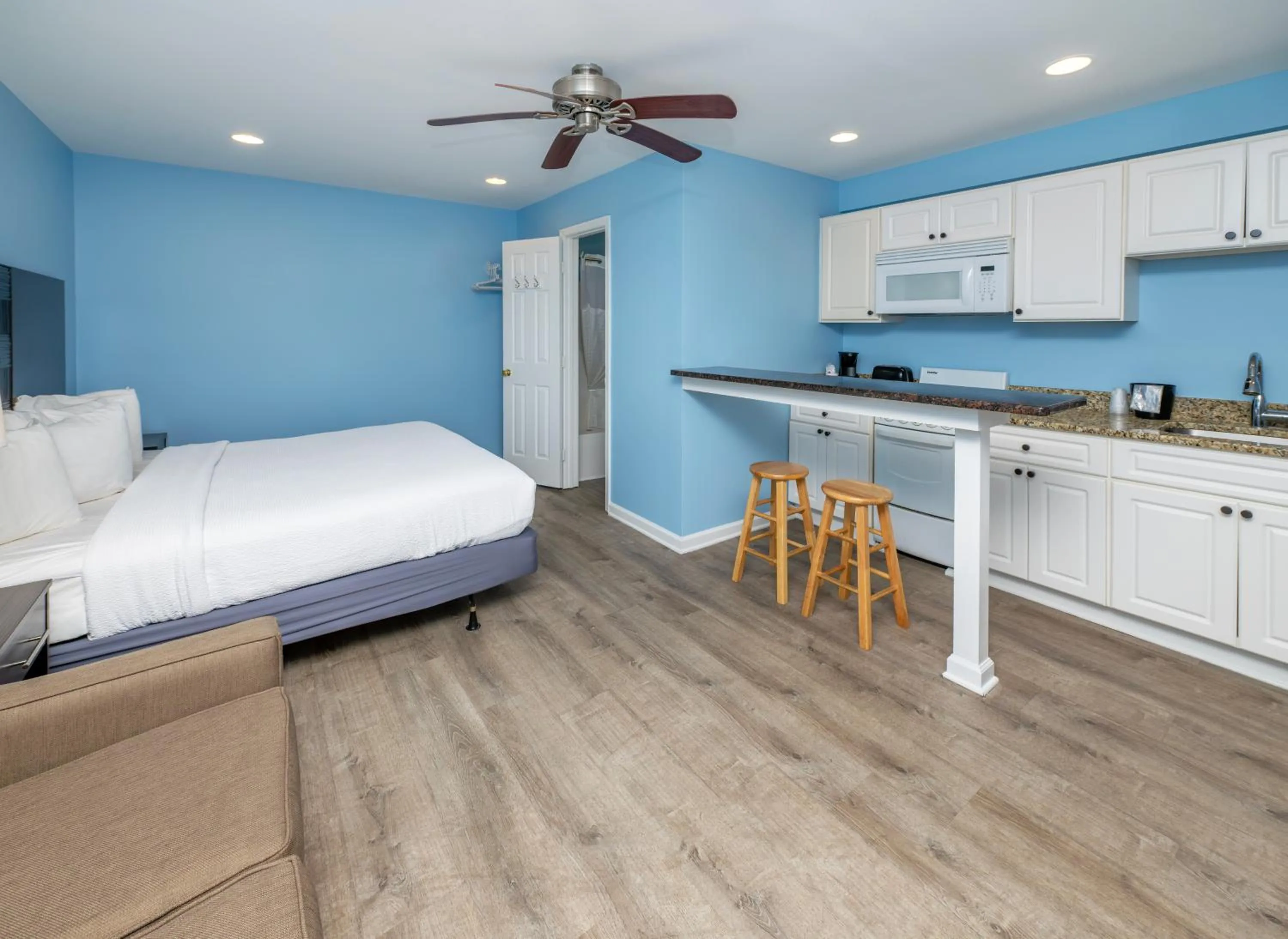 Kitchen or kitchenette, Bed in Commander Beach House Hotel