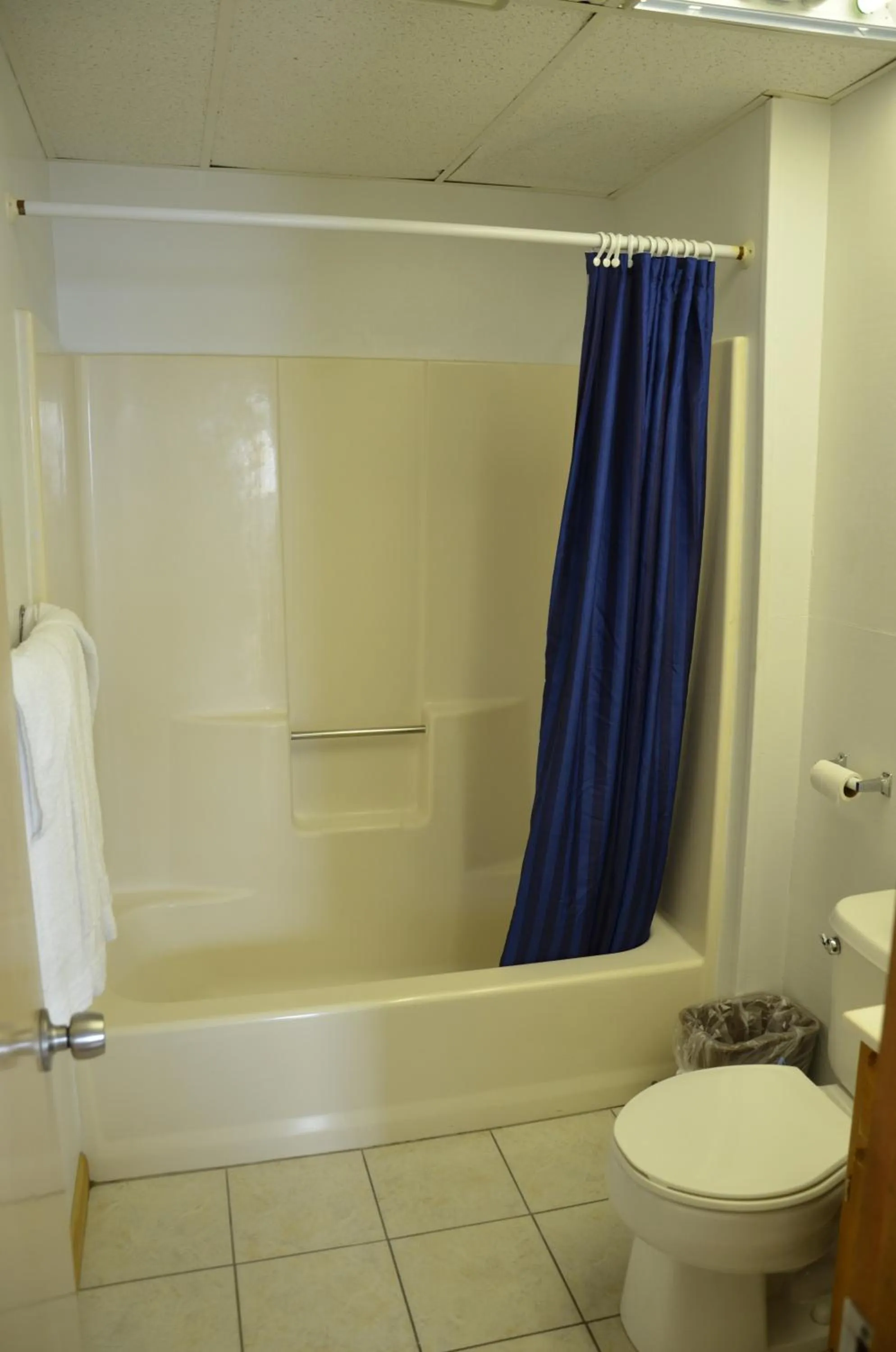 Bathroom in Sea Cove Motel Ocean City