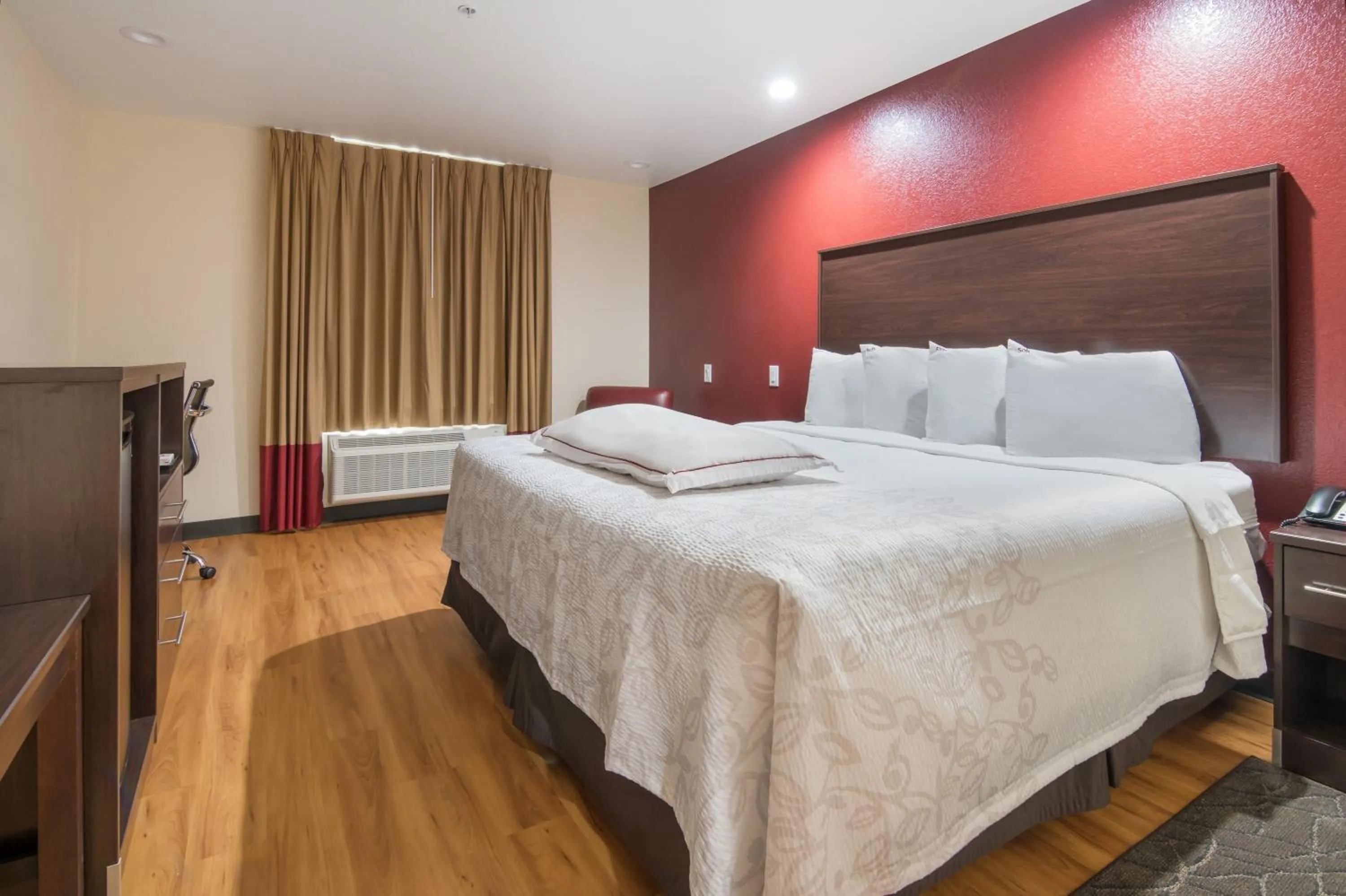 Photo of the whole room, Bed in Red Roof Inn PLUS+ Fort Worth - Burleson