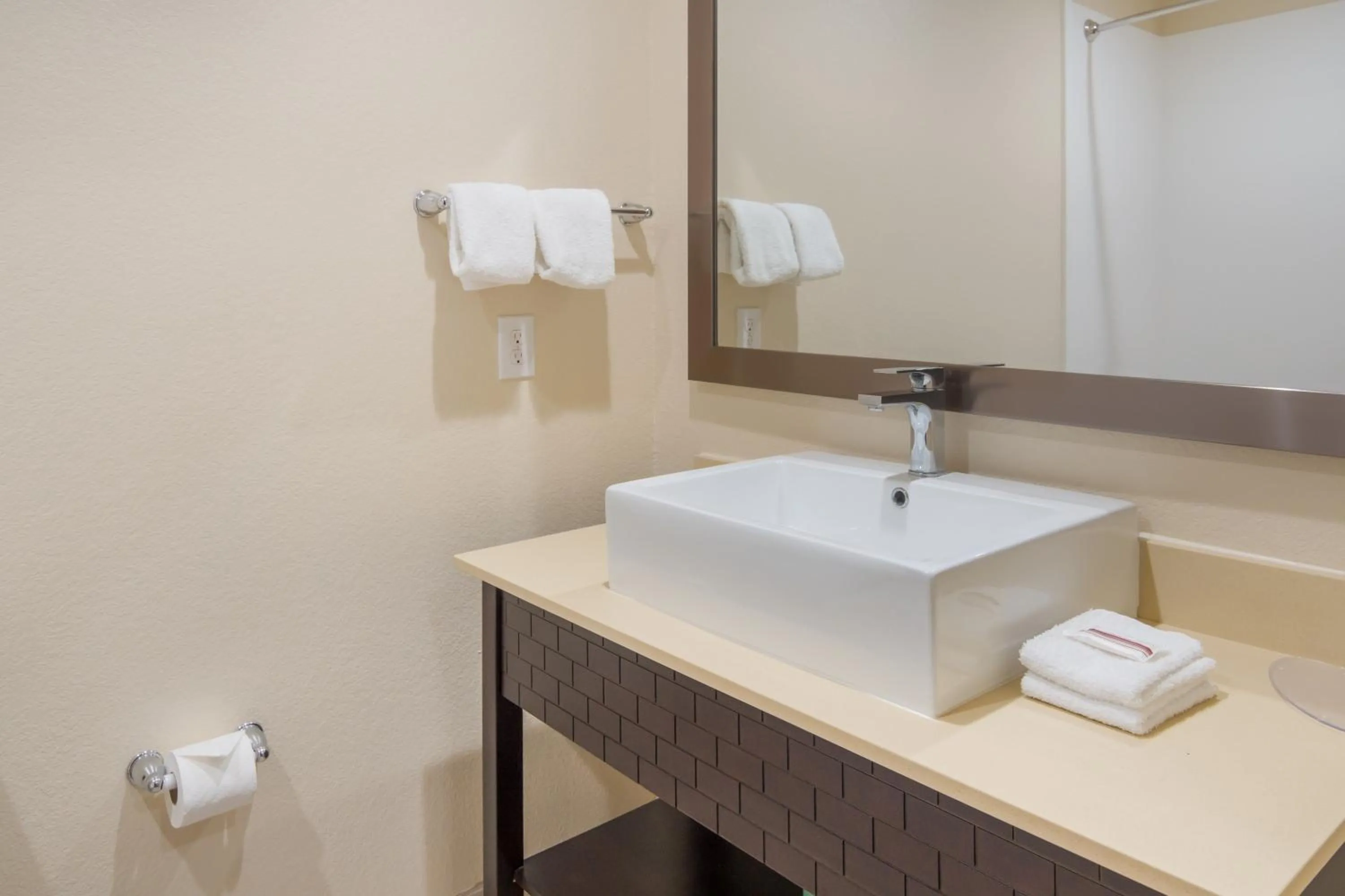 Bathroom in Red Roof Inn PLUS+ Fort Worth - Burleson