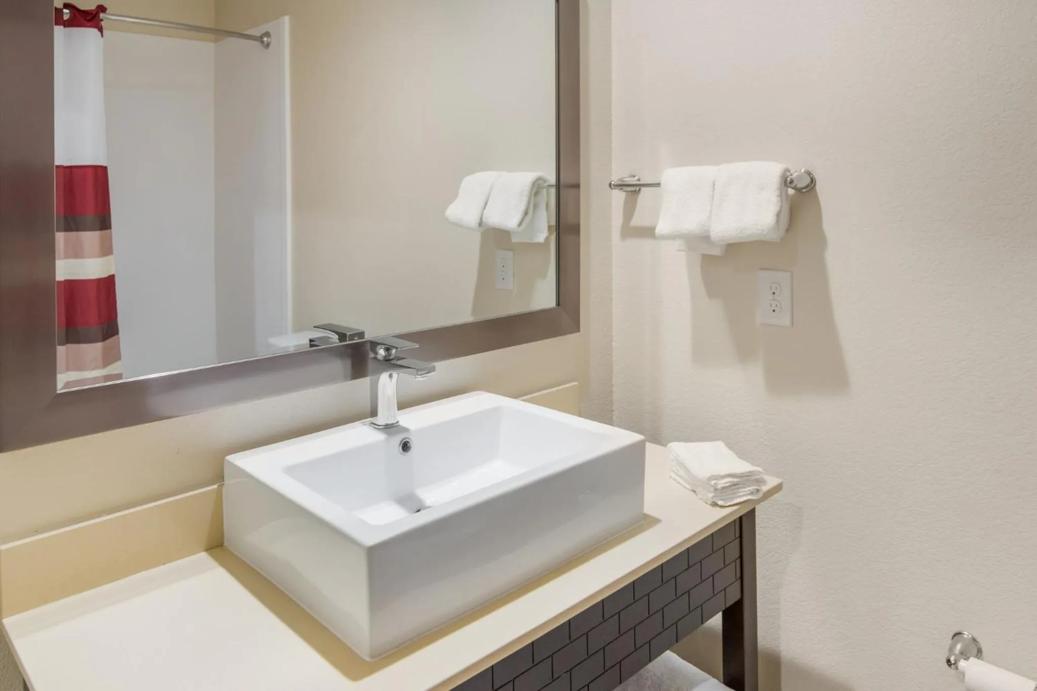 Bathroom in Red Roof Inn PLUS+ Fort Worth - Burleson