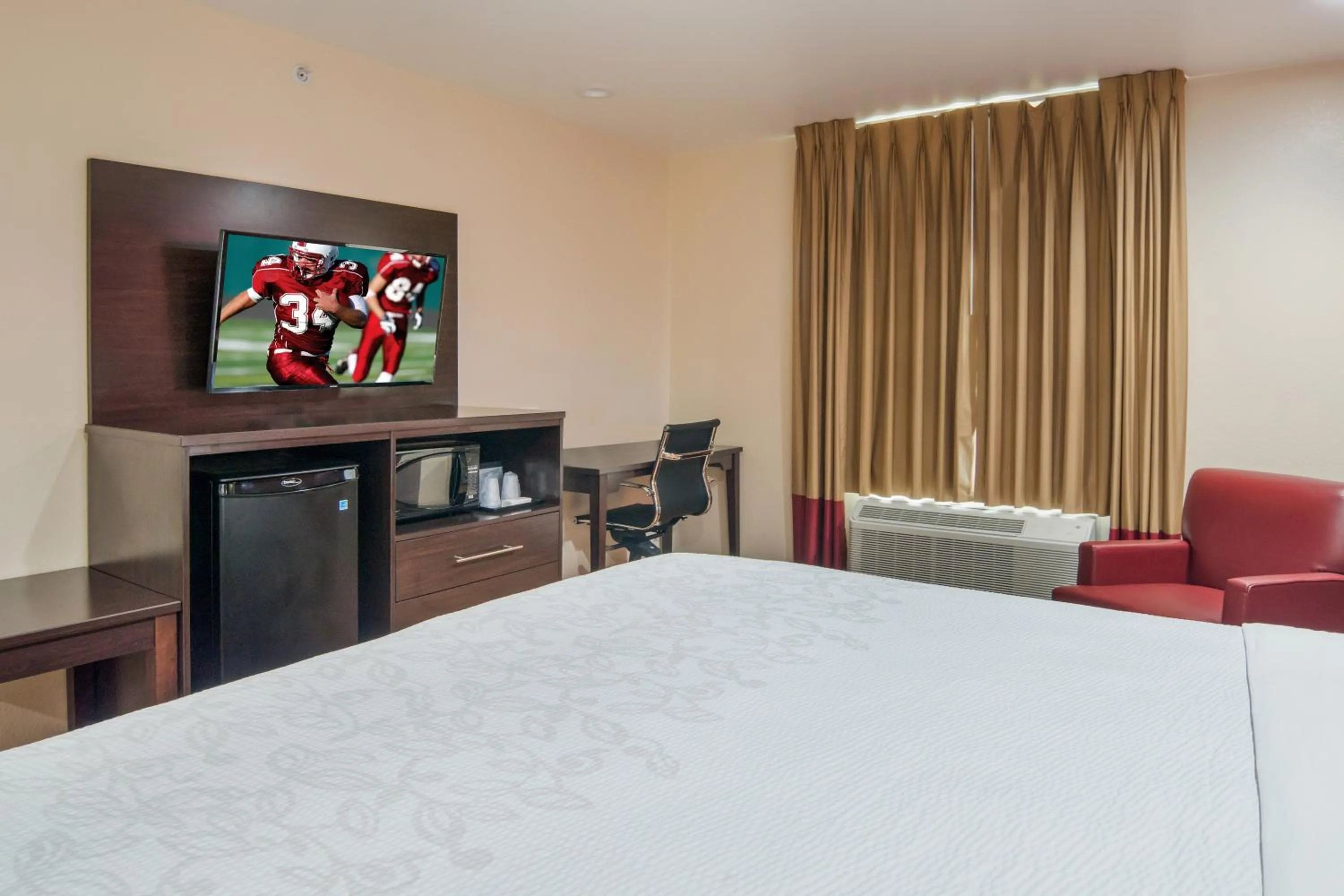 Photo of the whole room, Bed in Red Roof Inn PLUS+ Fort Worth - Burleson