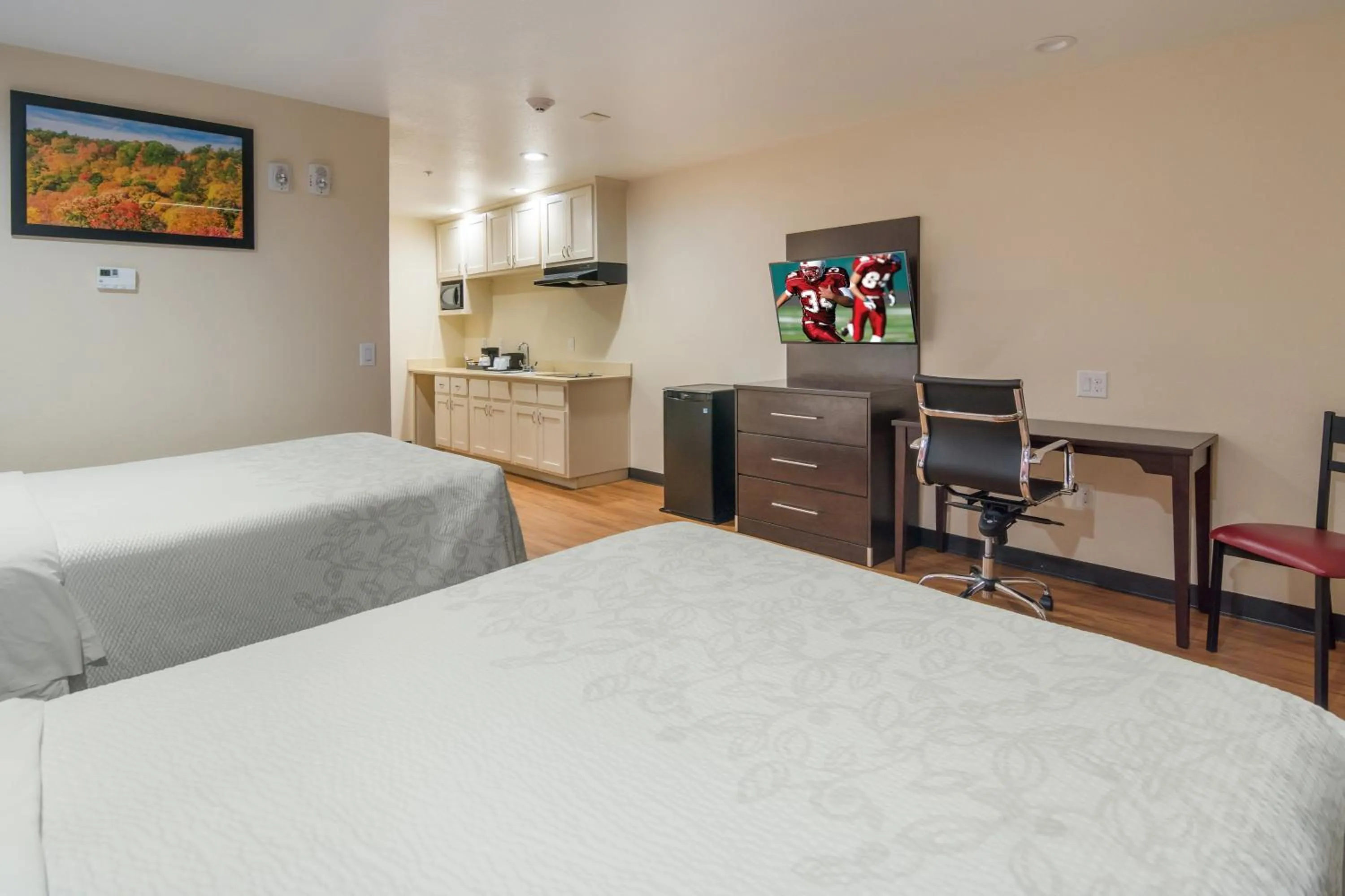 Photo of the whole room, Bed in Red Roof Inn PLUS+ Fort Worth - Burleson