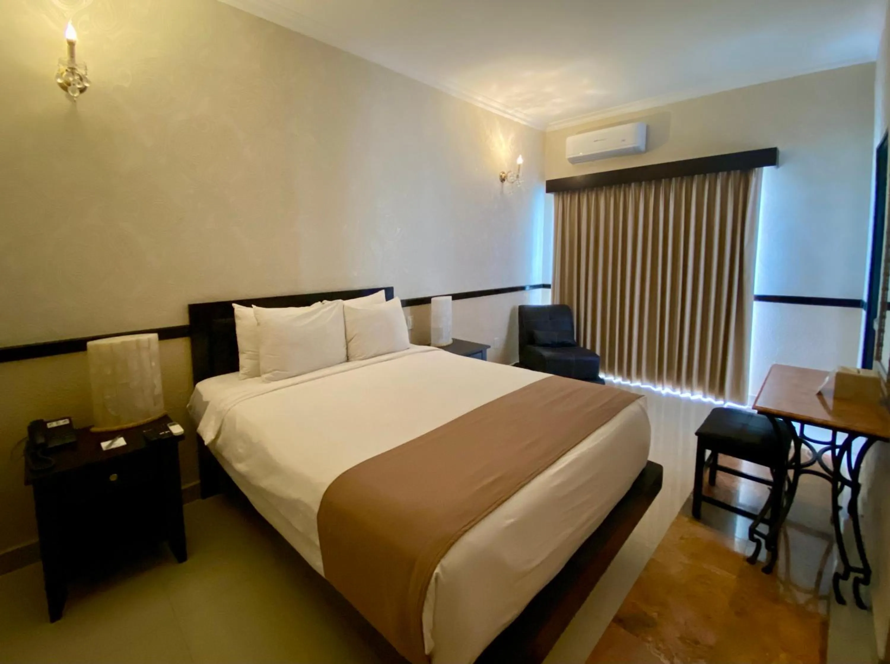 Photo of the whole room, Bed in Hotel Palacio Maya