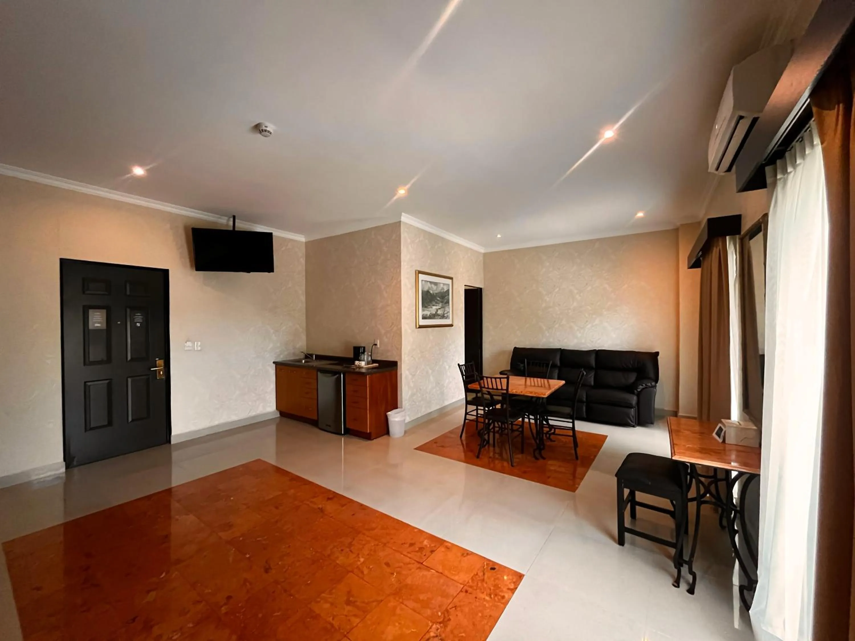 Communal lounge/ TV room in Hotel Palacio Maya