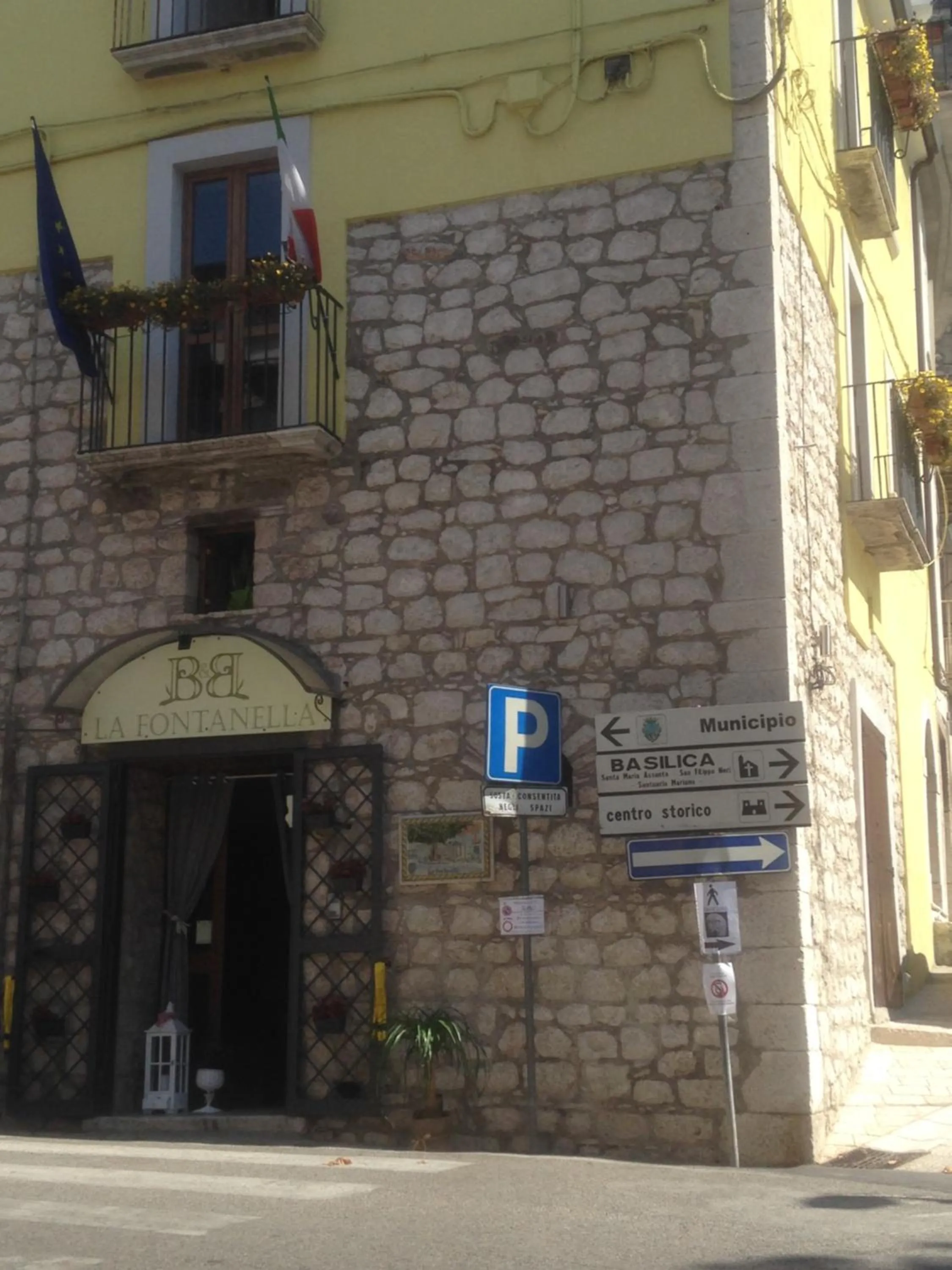 Facade/entrance in La Fontanella b&b