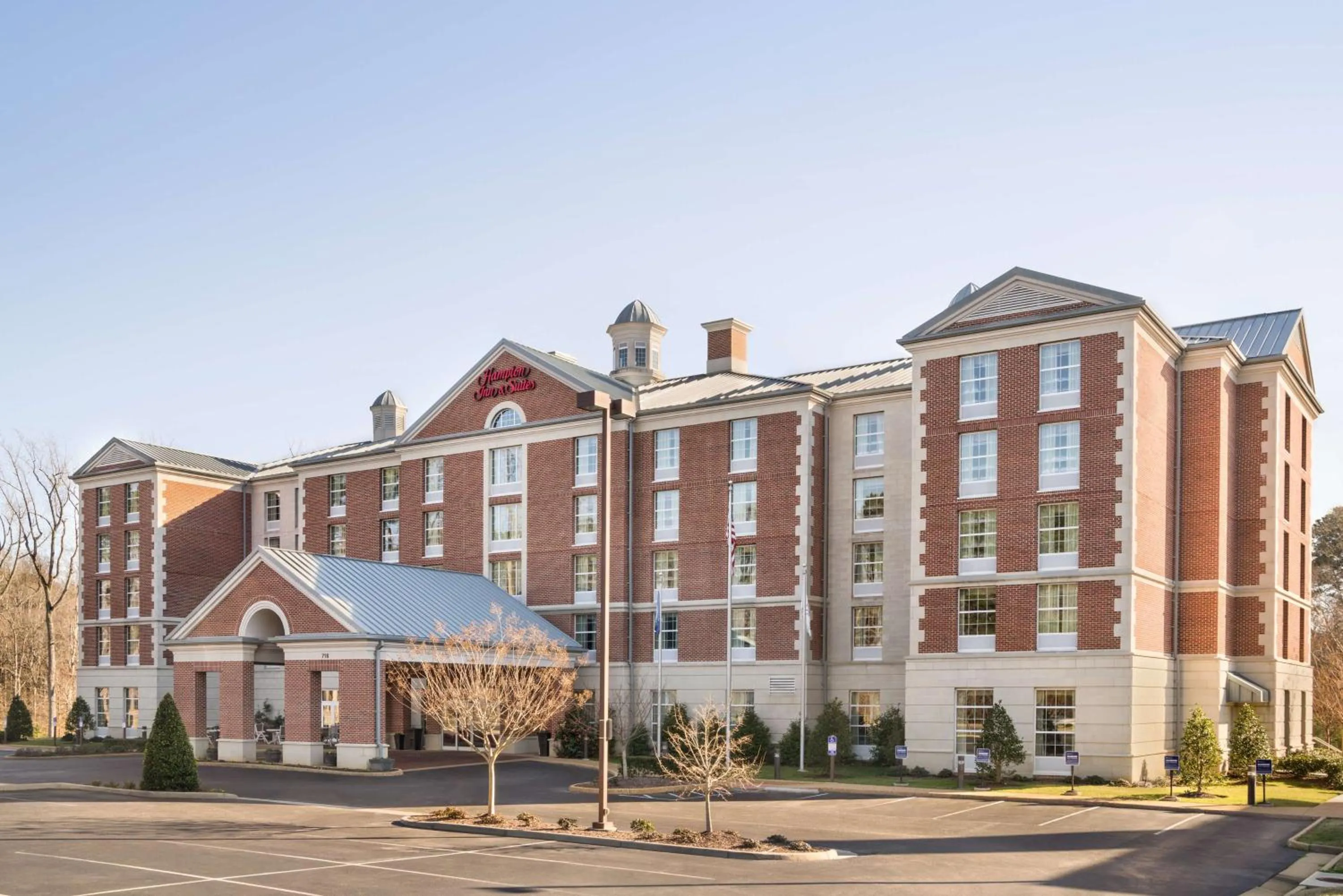 Property building in Hampton Inn & Suites Williamsburg-Central