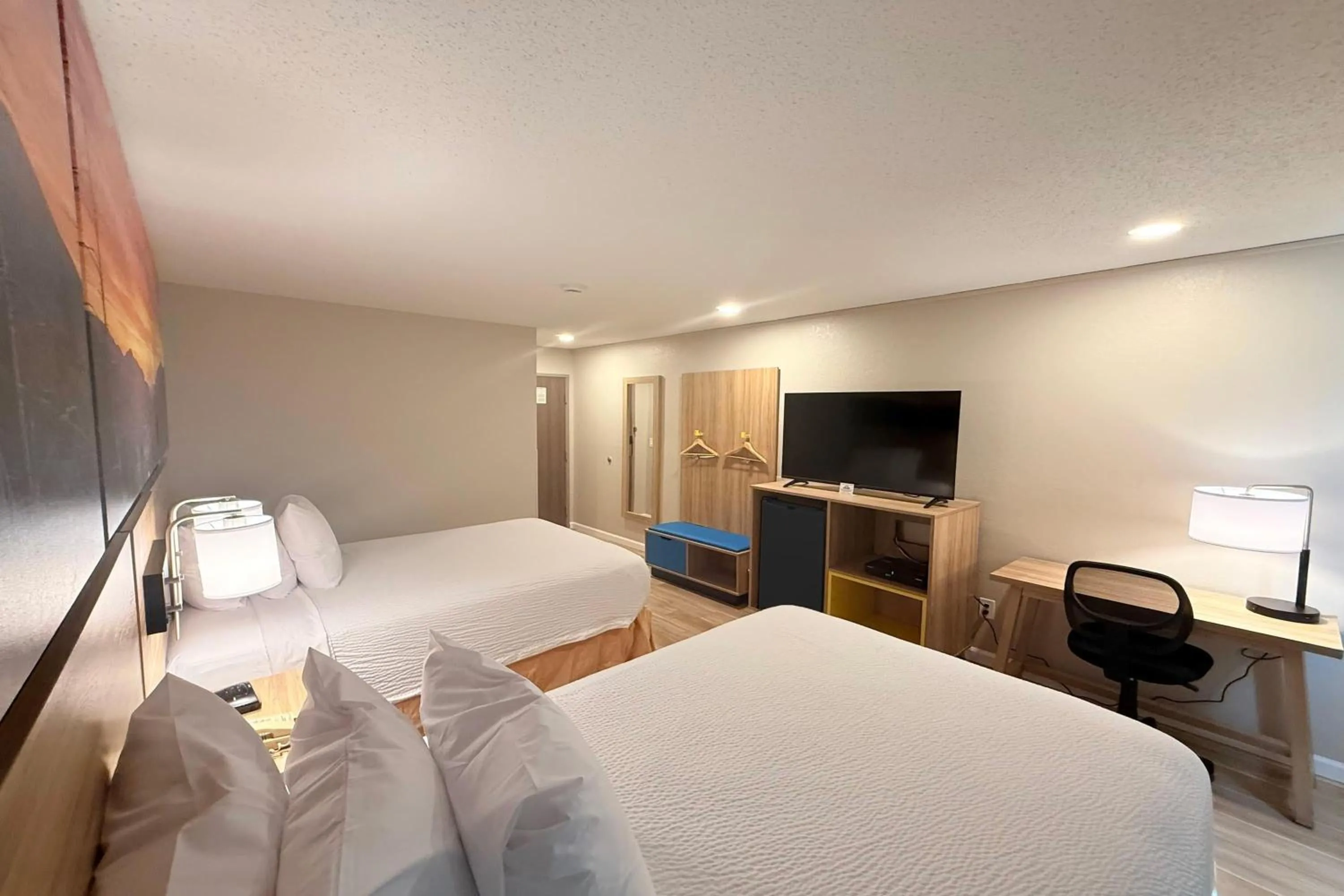 Photo of the whole room, Bed in Days Inn by Wyndham Torrington