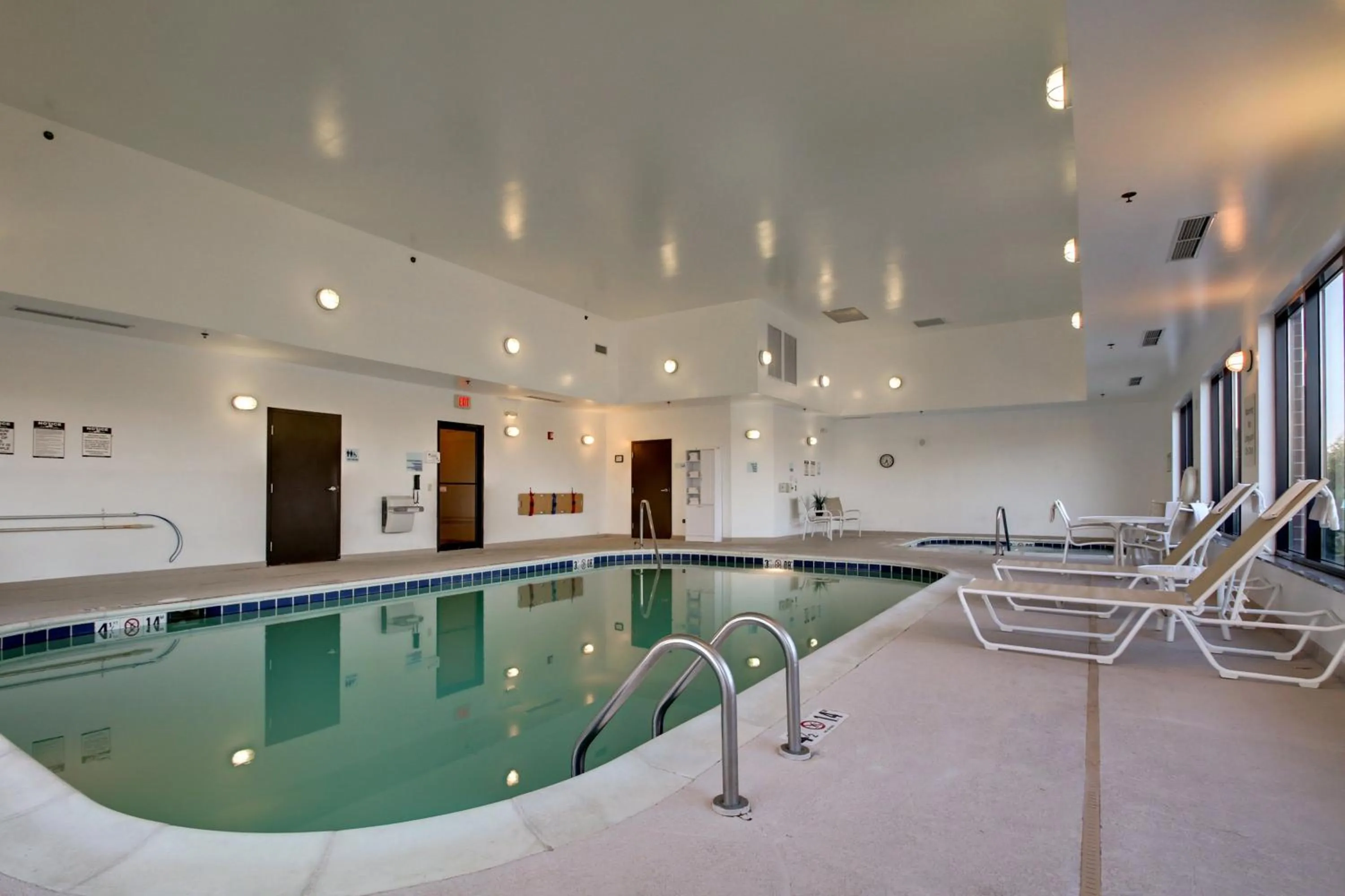 Swimming pool in Holiday Inn Express Peru-Lasalle Area by IHG