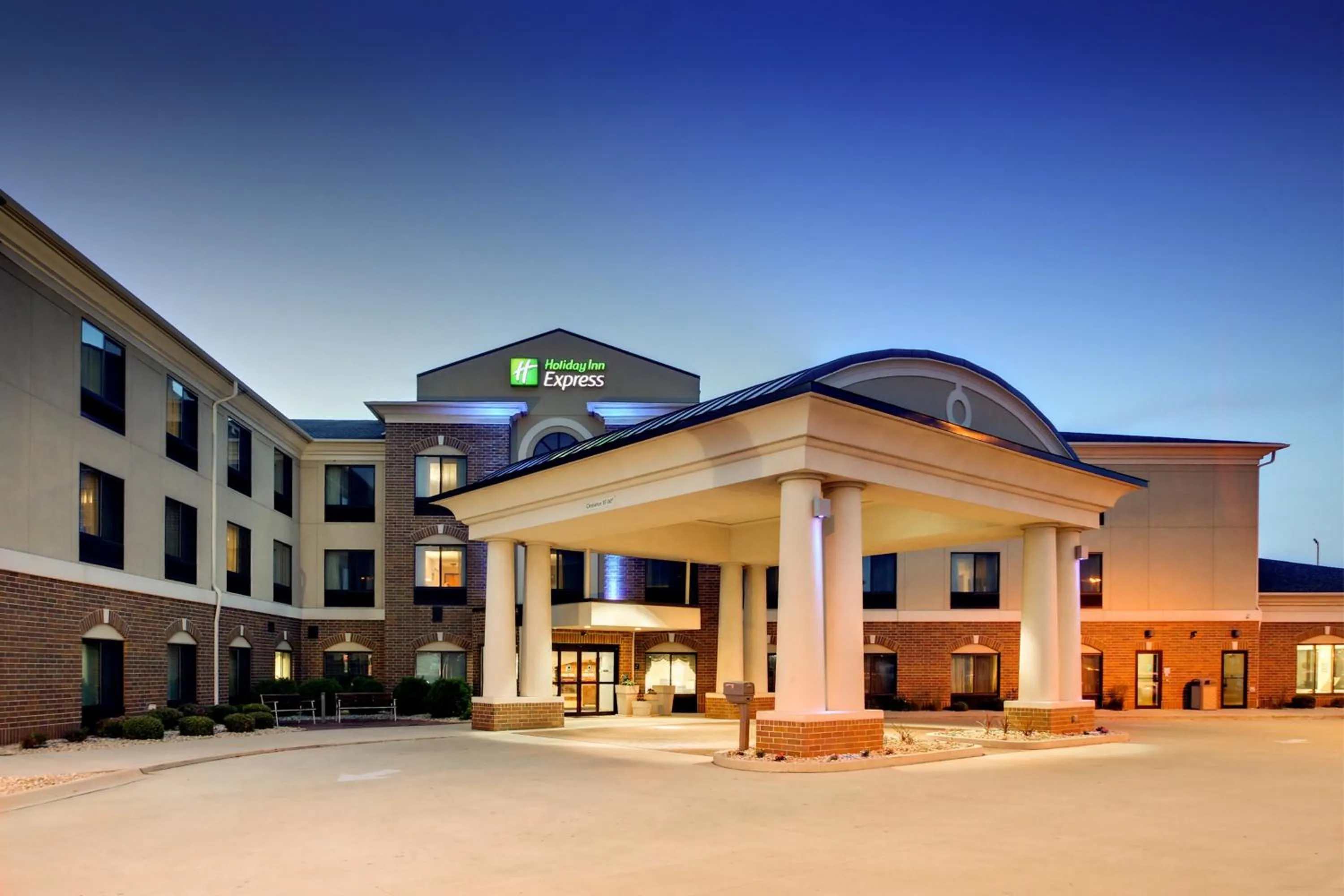Property building in Holiday Inn Express Peru-Lasalle Area by IHG