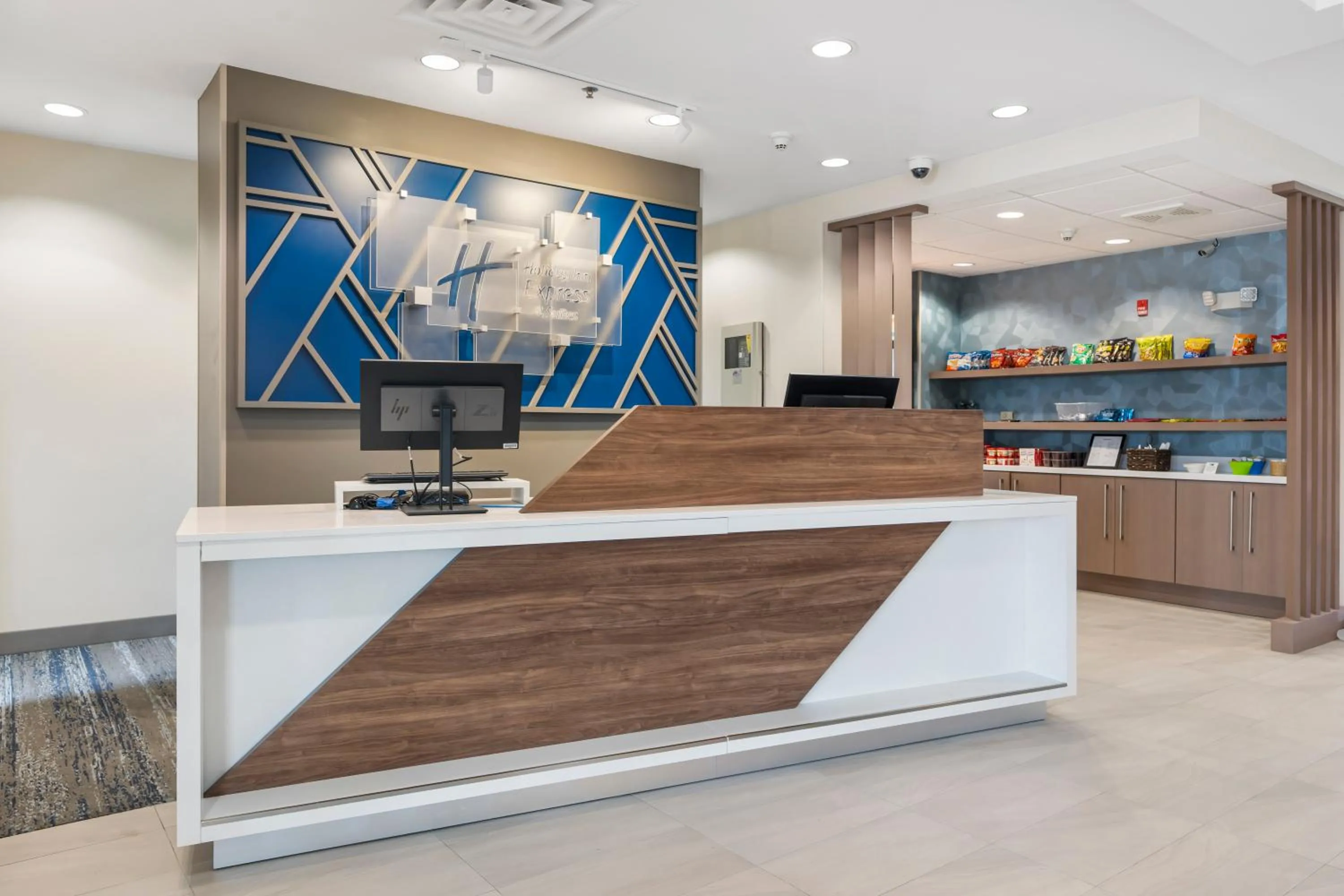 Lobby or reception in Holiday Inn Express Peru-Lasalle Area by IHG