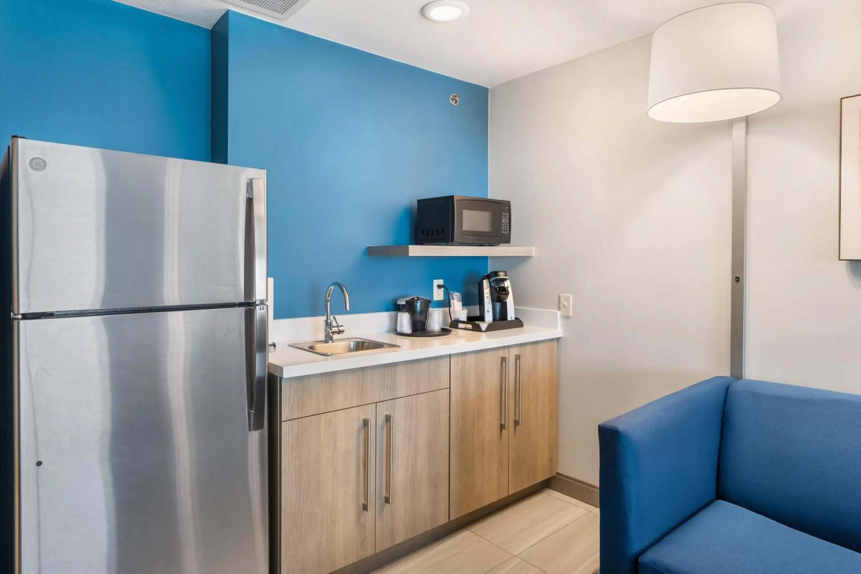 Kitchen or kitchenette in Holiday Inn Express Peru-Lasalle Area by IHG