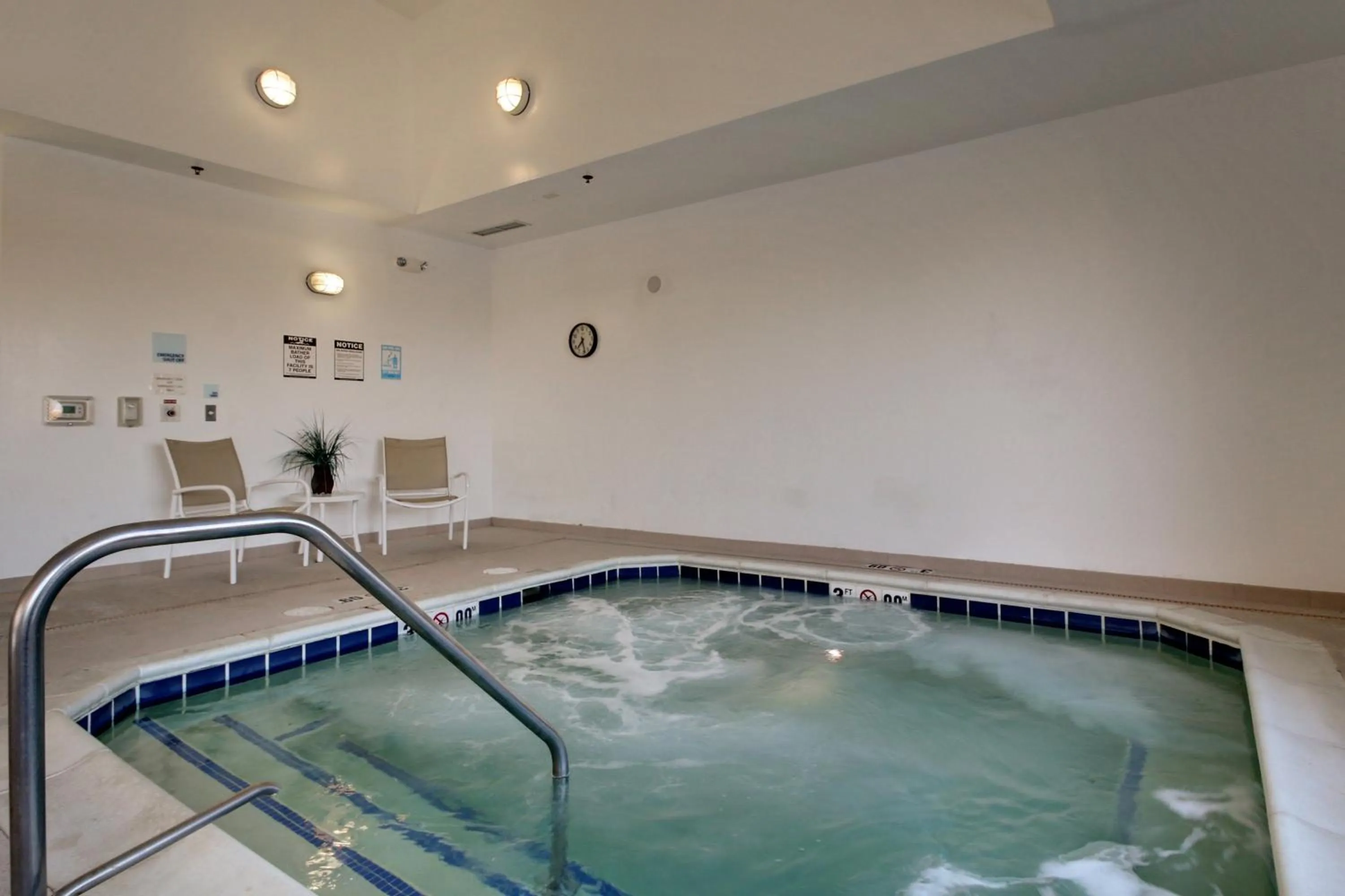 Swimming pool in Holiday Inn Express Peru-Lasalle Area by IHG