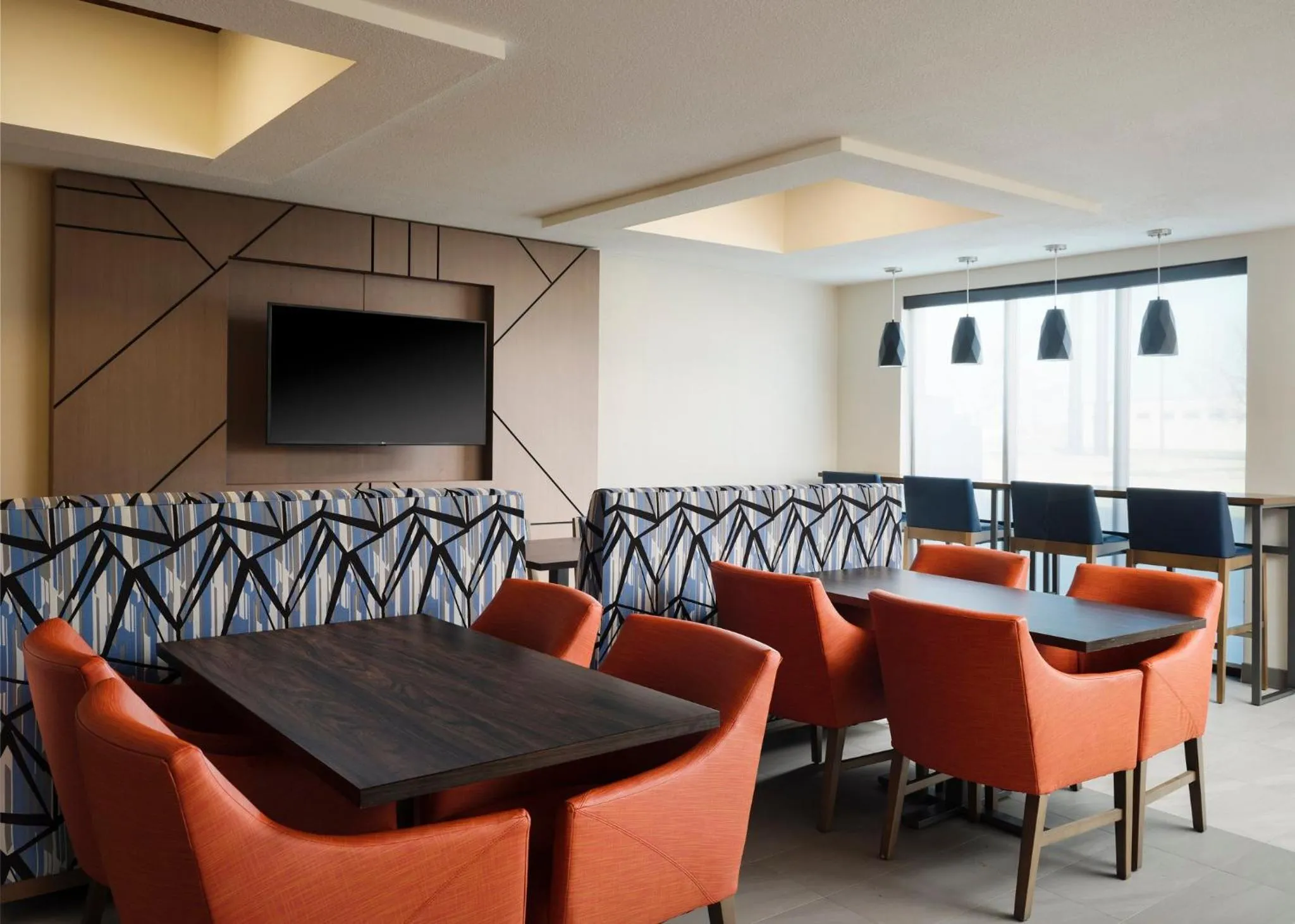 Property building in Holiday Inn Express Peru-Lasalle Area by IHG