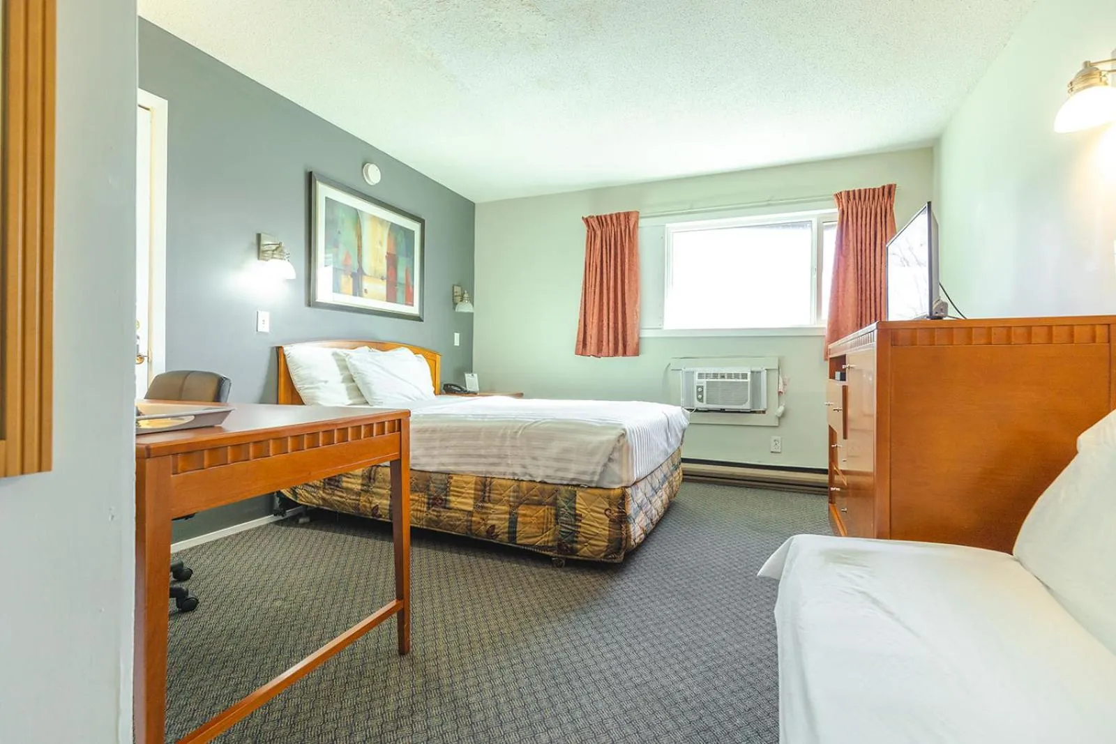 Queen Room with Sofa Bed - Non-Smoking in Canadas Best Value Inn Kelowna