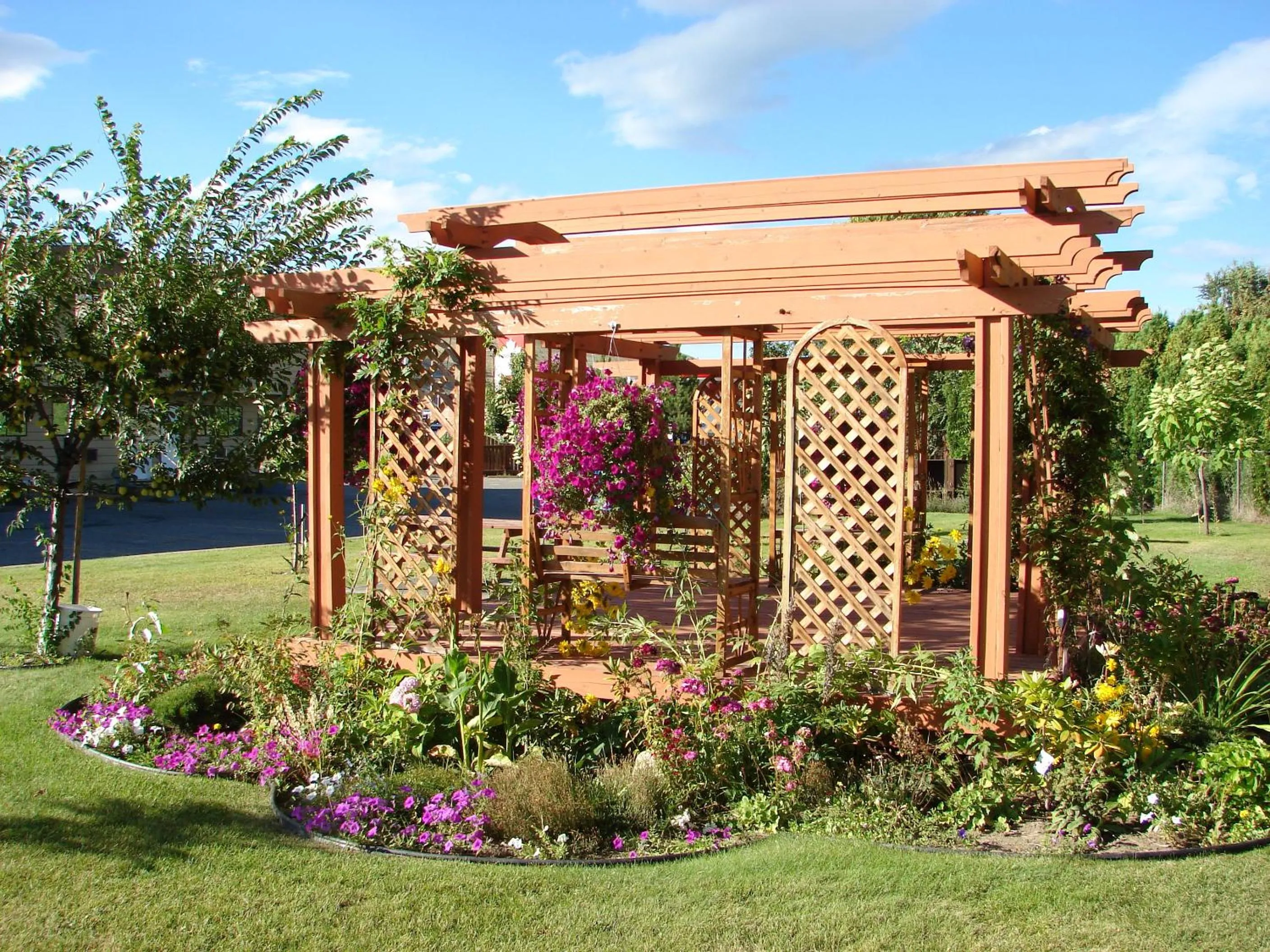 BBQ facilities in Canadas Best Value Inn Kelowna