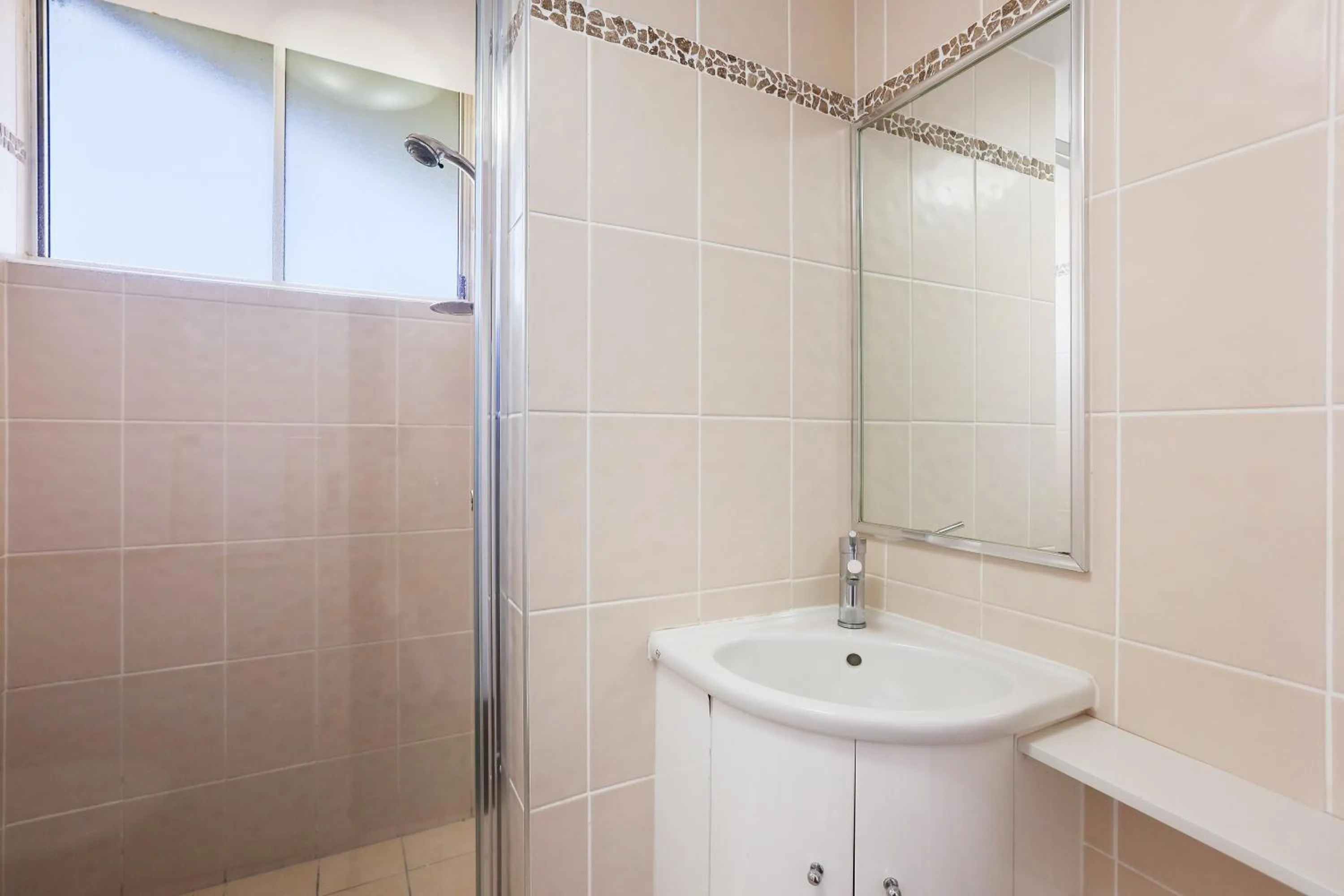 Shower in Rainbow Commodore Coolangatta