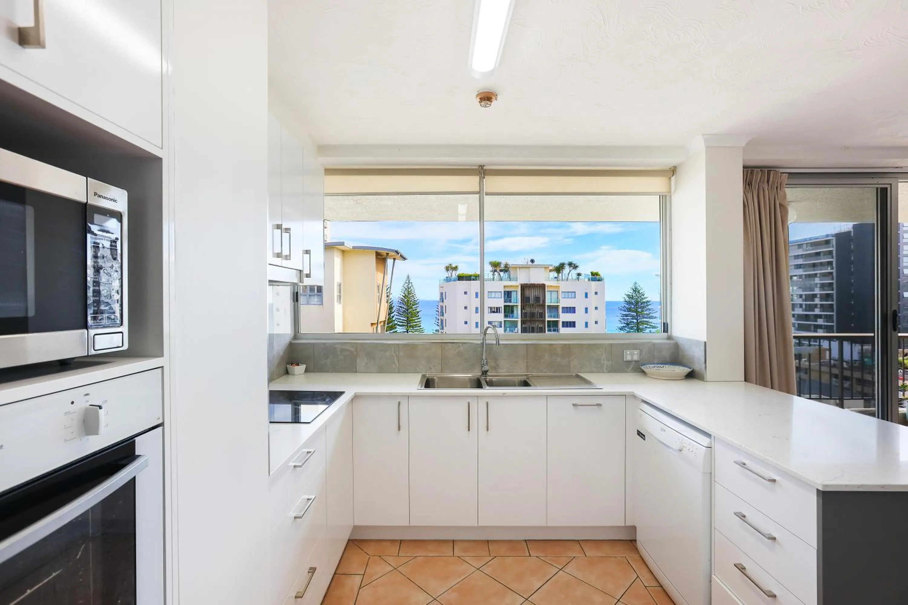 Kitchen or kitchenette in Rainbow Commodore Coolangatta