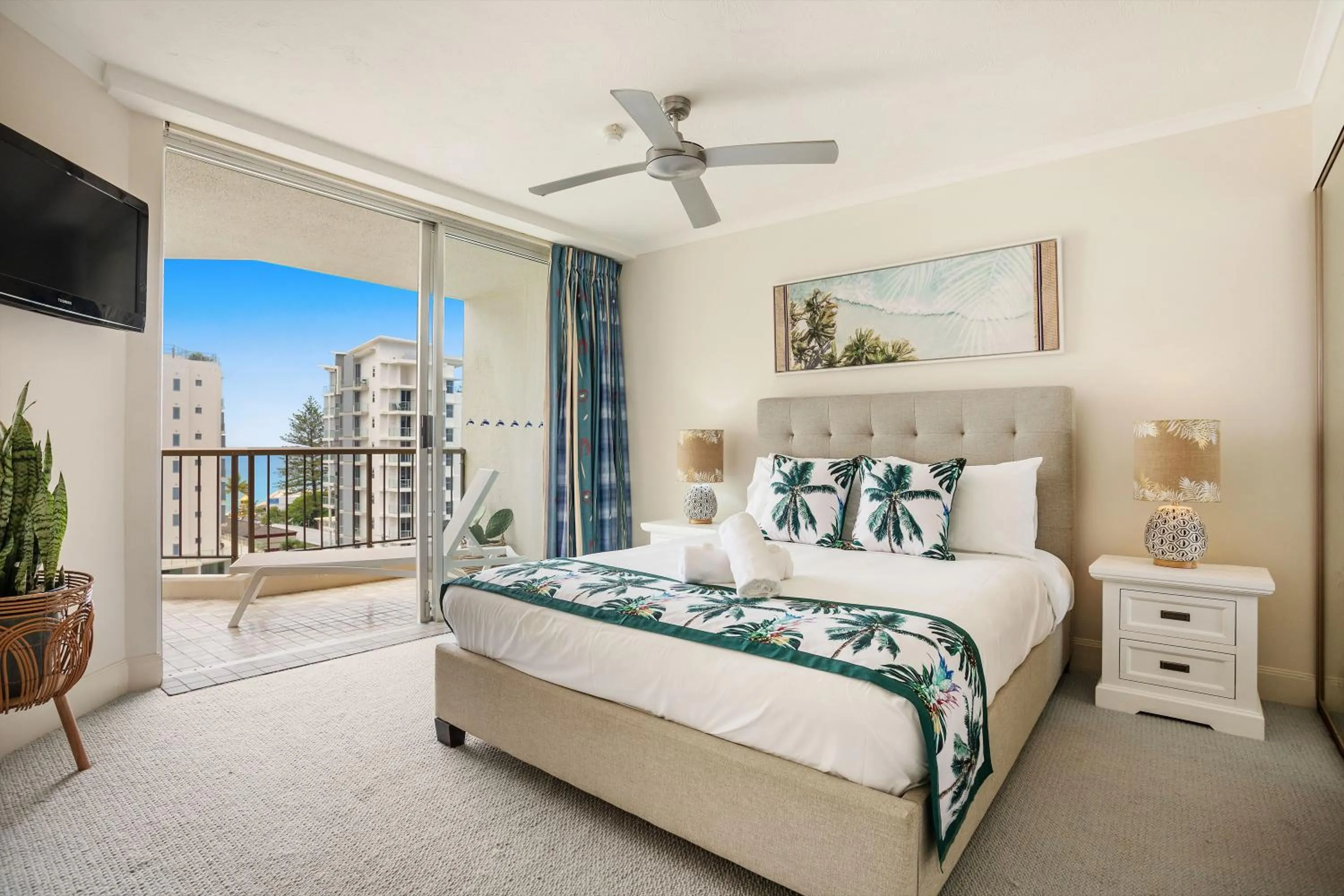 Photo of the whole room, Bed in Rainbow Commodore Coolangatta