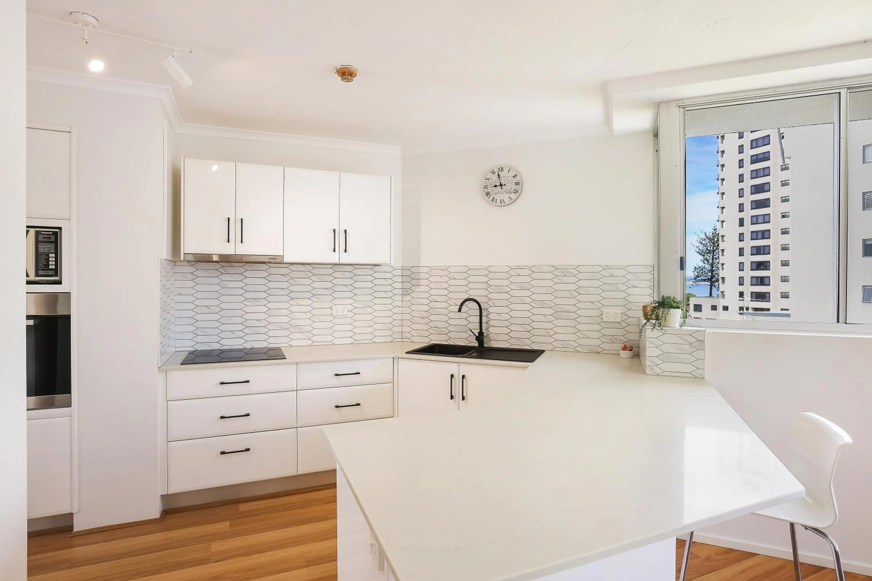 Kitchen or kitchenette in Rainbow Commodore Coolangatta
