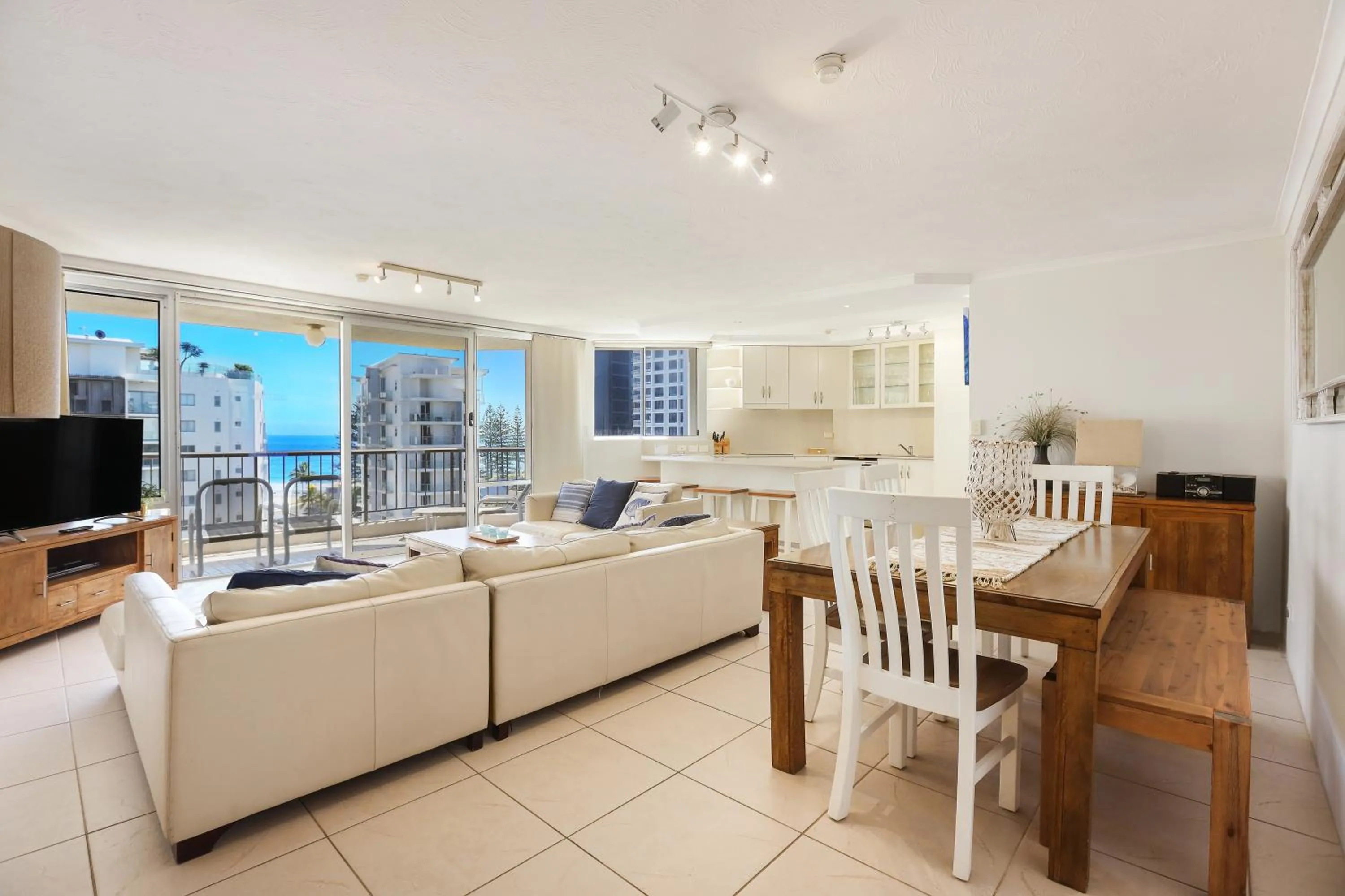 Dining area in Rainbow Commodore Coolangatta