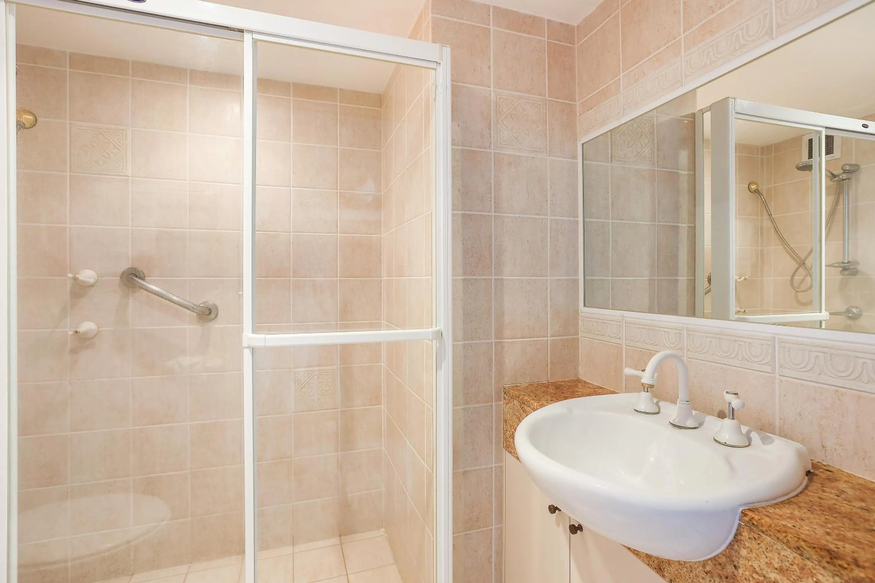 Shower in Rainbow Commodore Coolangatta