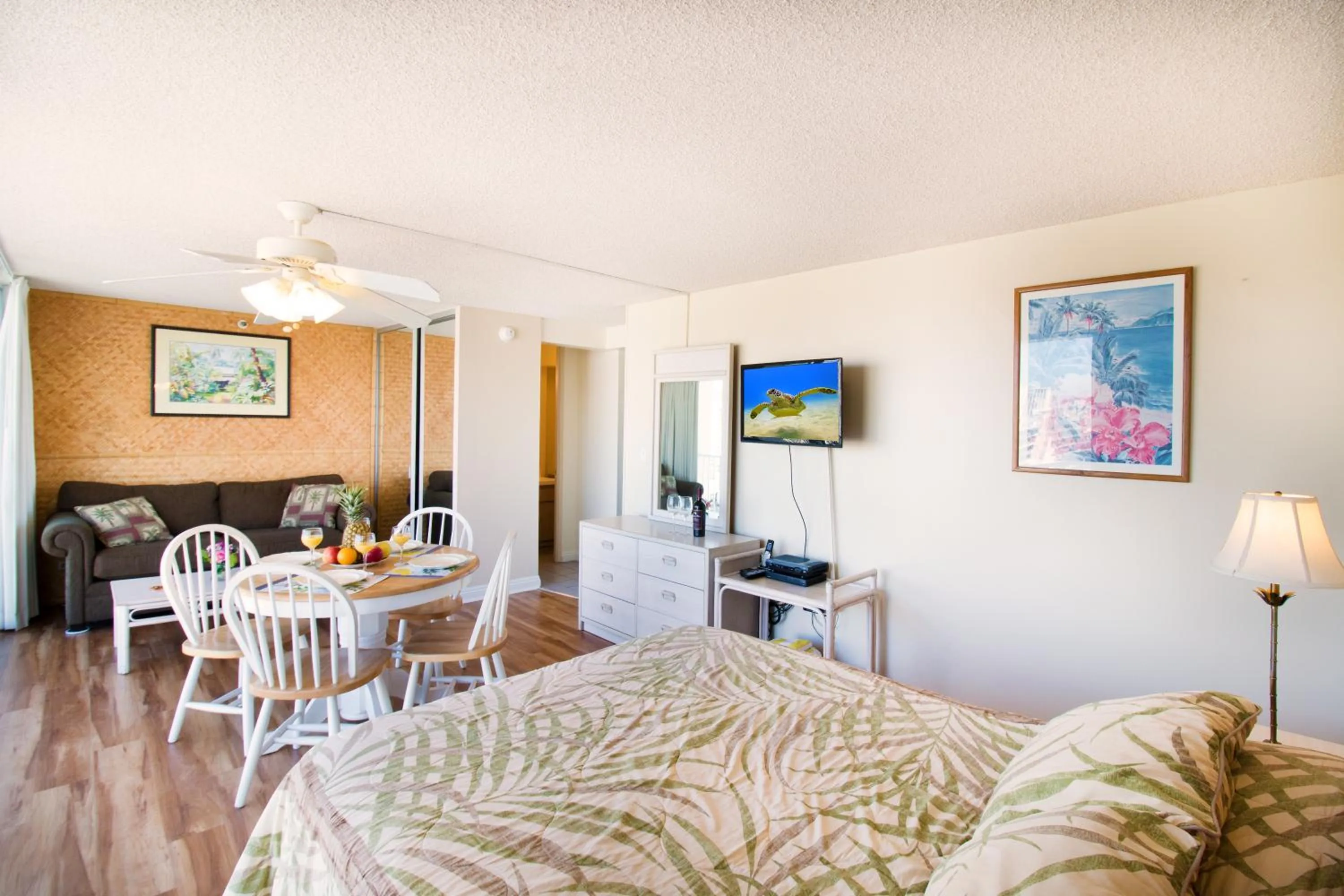 Bed in Ocean View Studio, Near Waikiki Beach