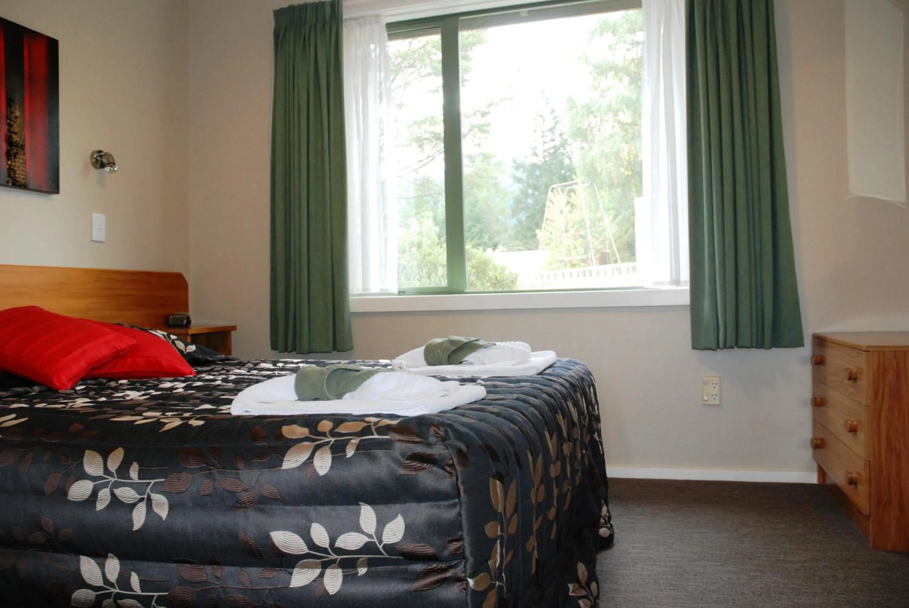 Bedroom, Bed in The Chalets Motel