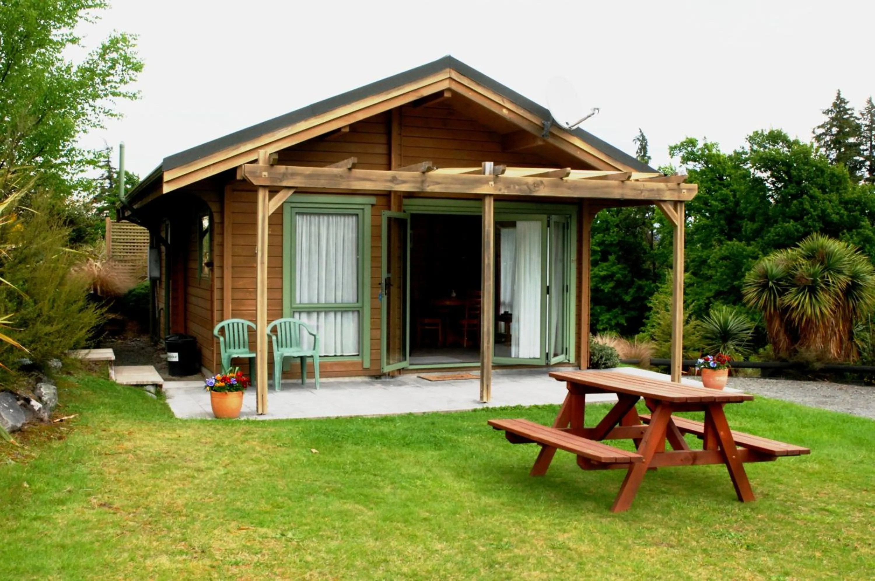 Facade/entrance in The Chalets Motel
