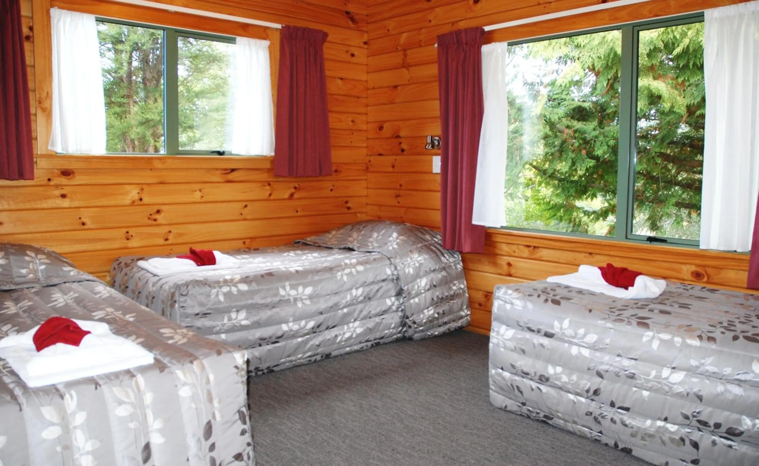 Bedroom, Bed in The Chalets Motel