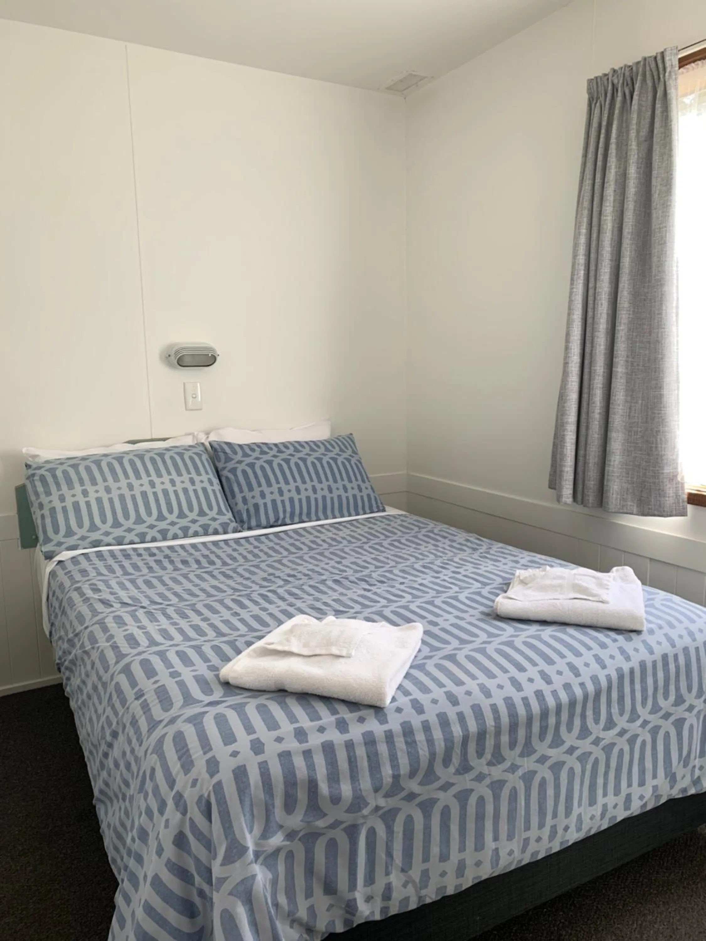 Living room, Bed in BIG4 Seymour Holiday Park