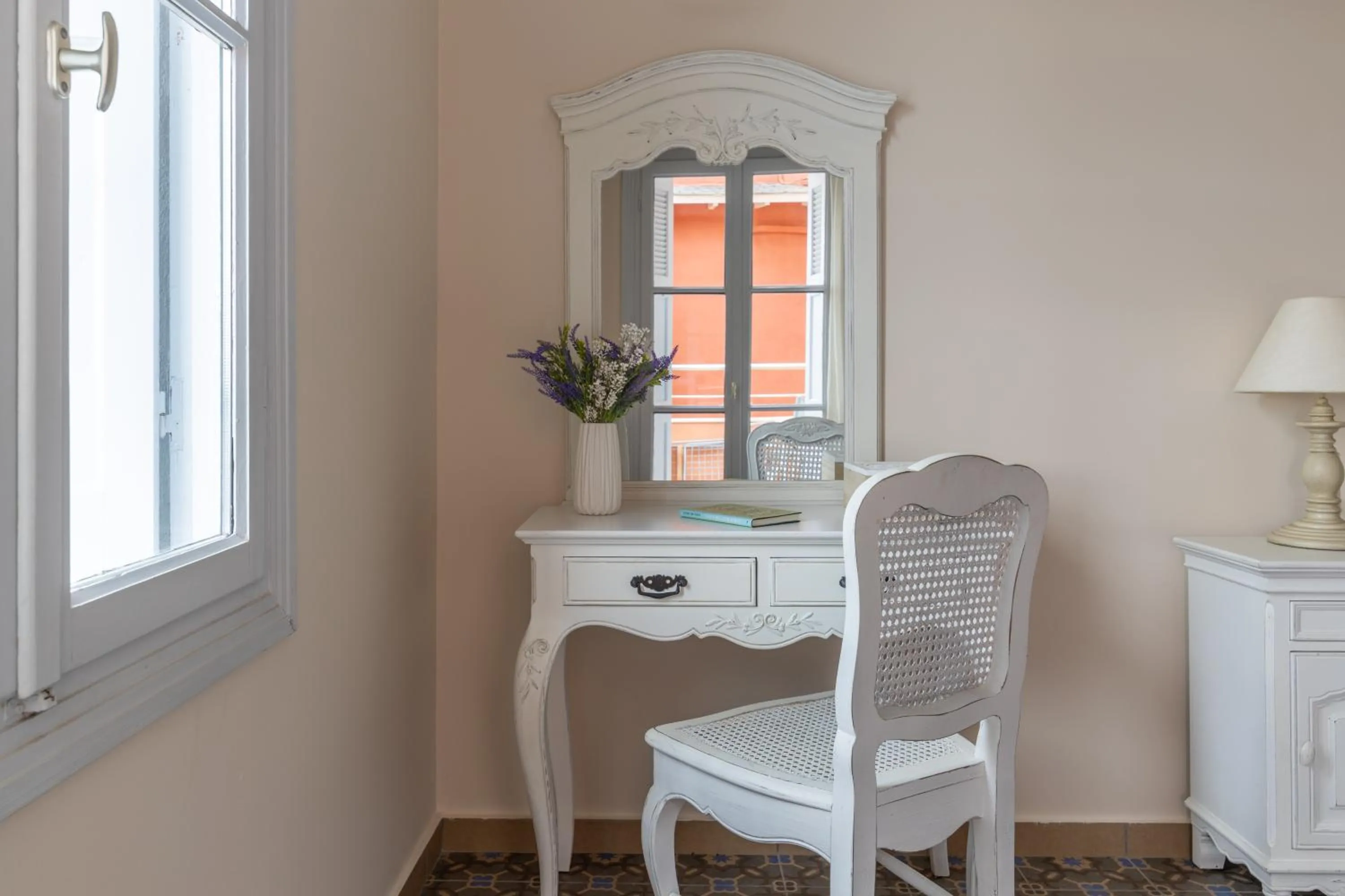 hair dresser in Red Tower Hotel