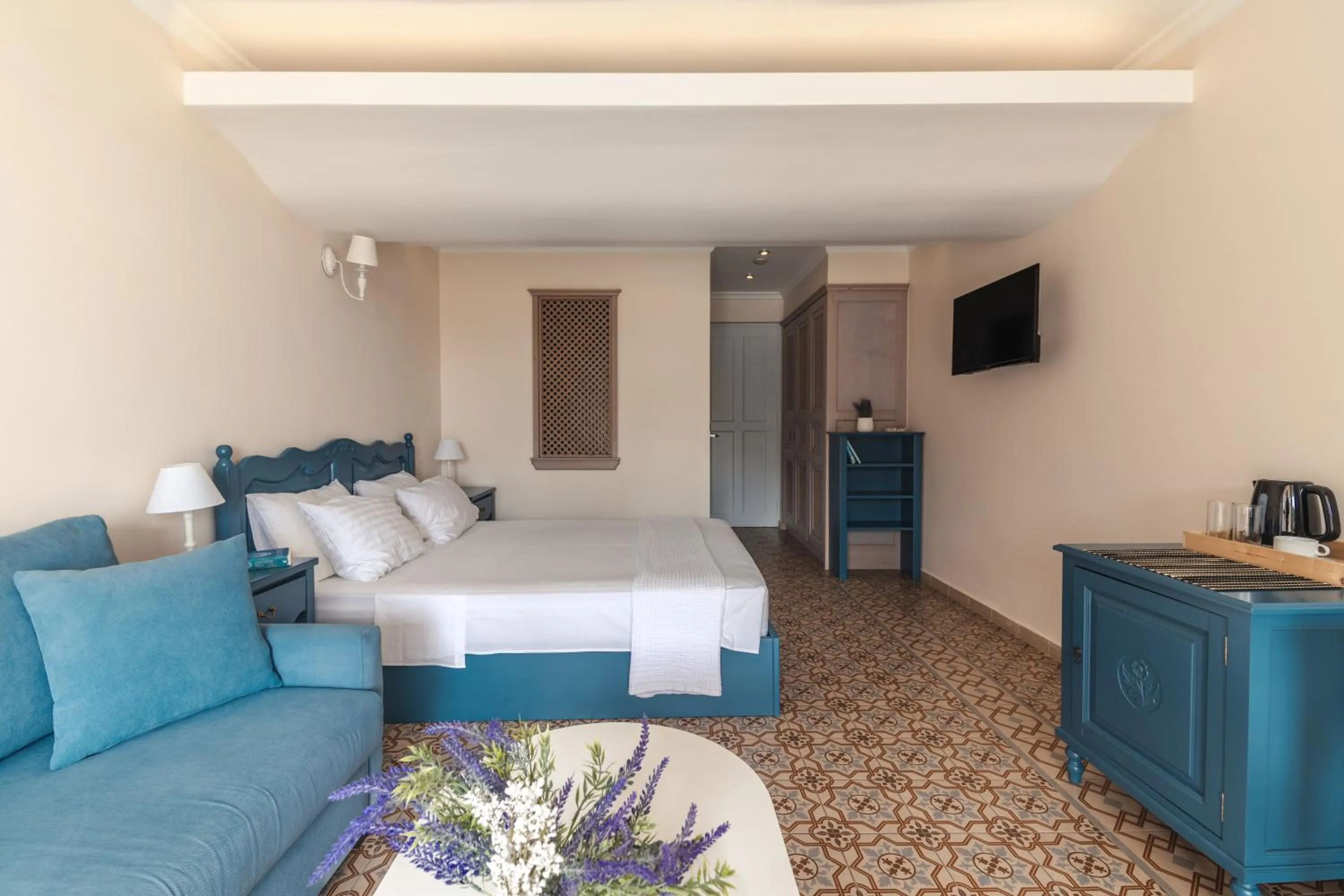 TV and multimedia, Bed in Red Tower Hotel