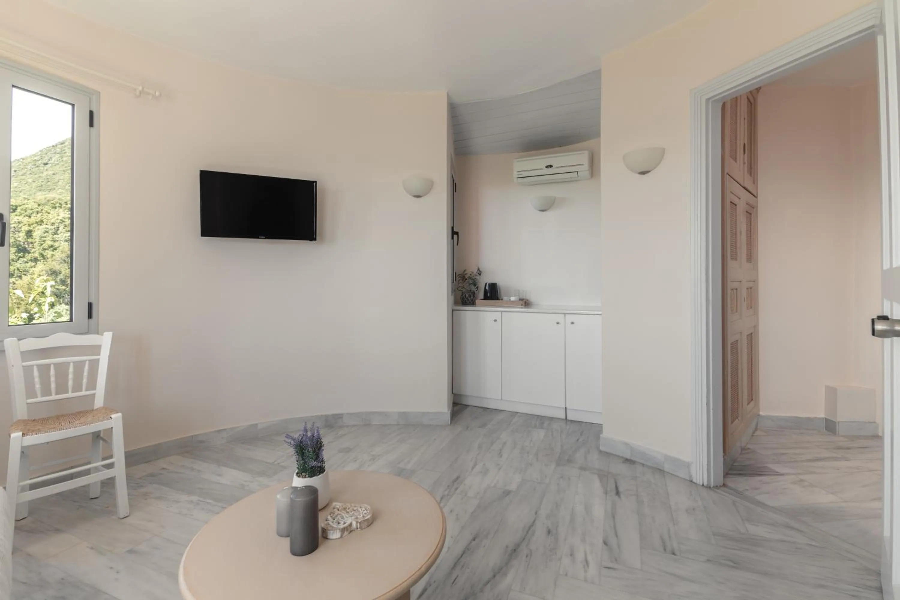 TV and multimedia in Red Tower Hotel