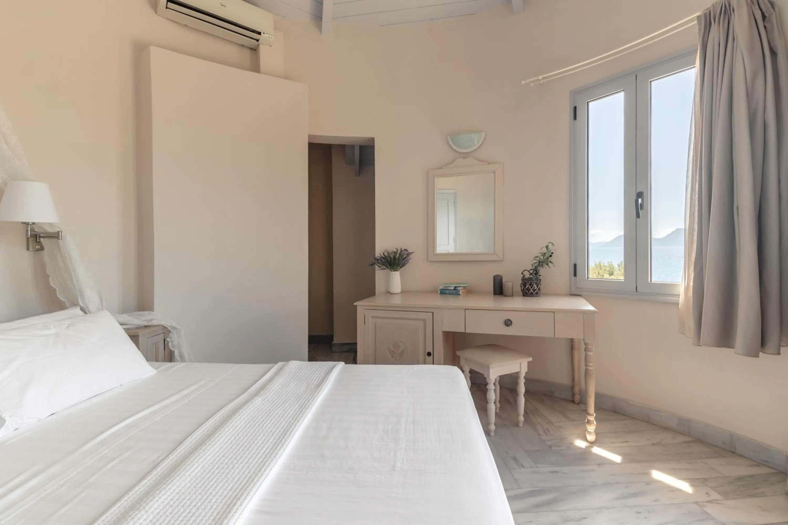 Bedroom, Bed in Red Tower Hotel