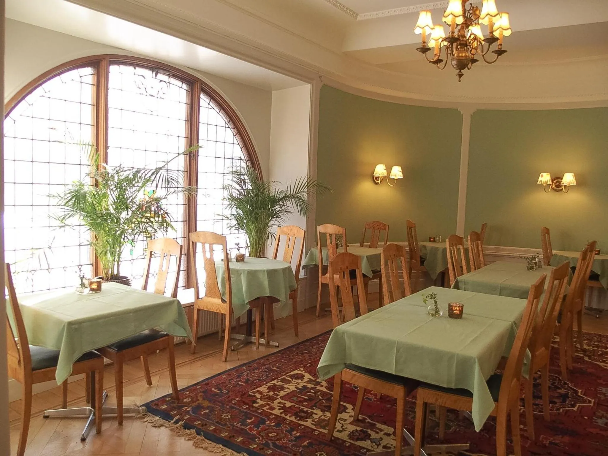 Restaurant/places to eat in Hotel Esplanade, BW Signature Collection