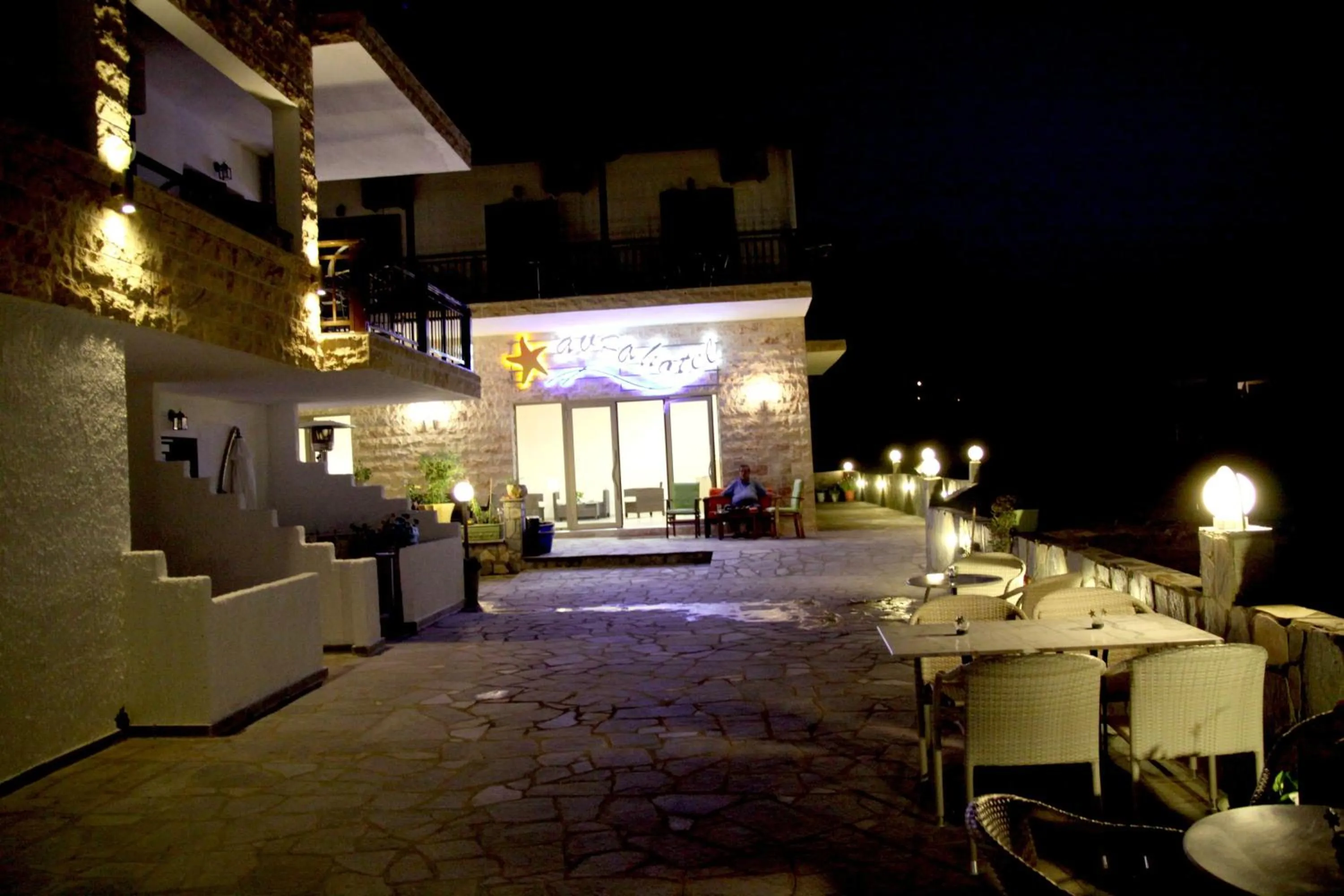 Restaurant/places to eat in Avra Hotel