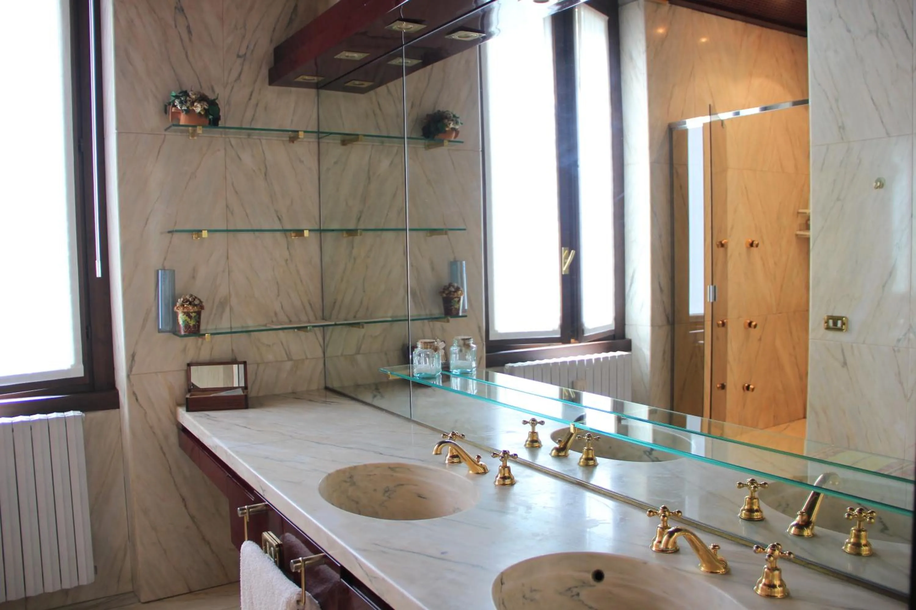 Shower in B&B VILLA ADRIANA Varese - camere e appartamenti