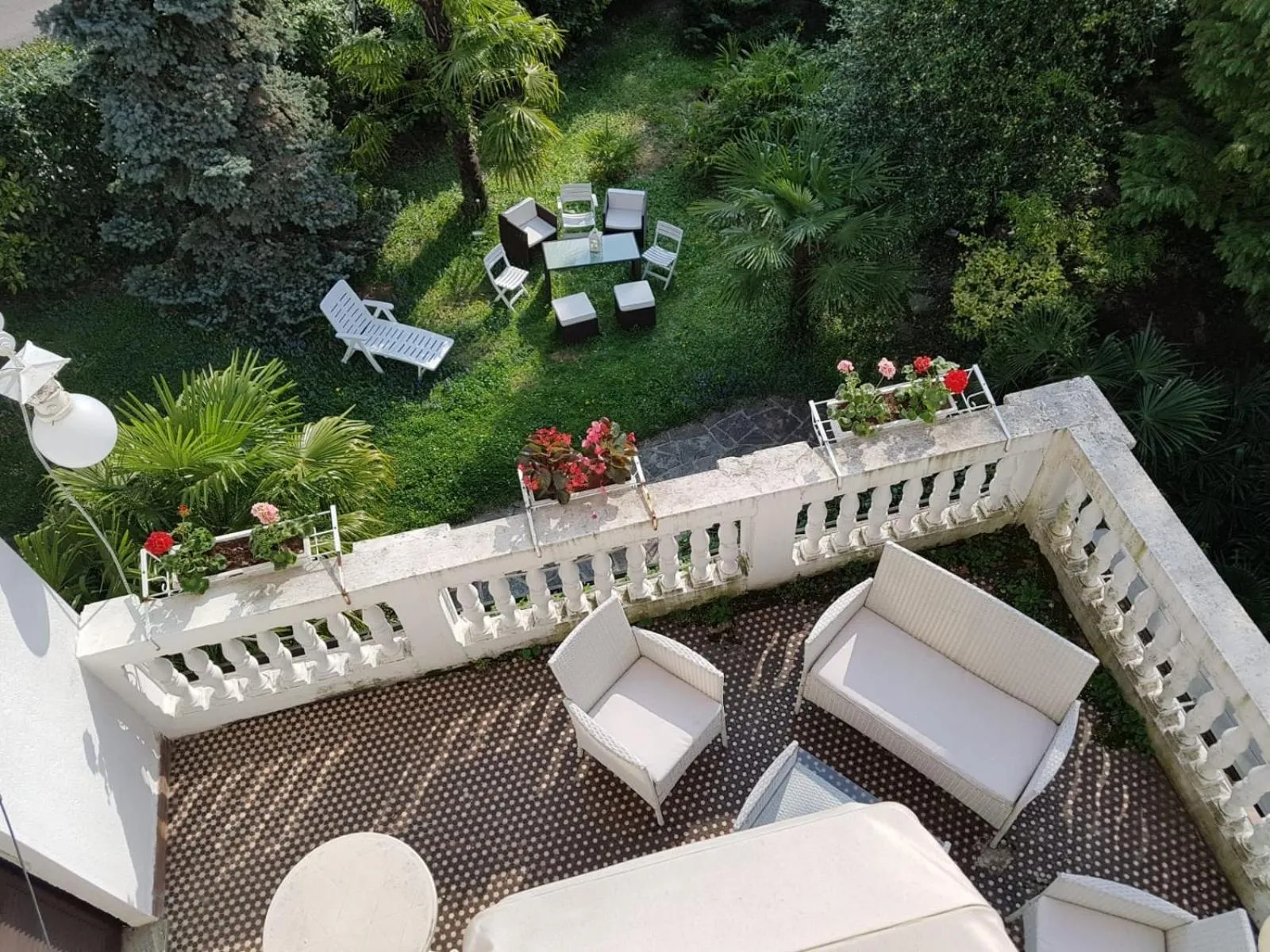 Patio in B&B VILLA ADRIANA Varese - camere e appartamenti