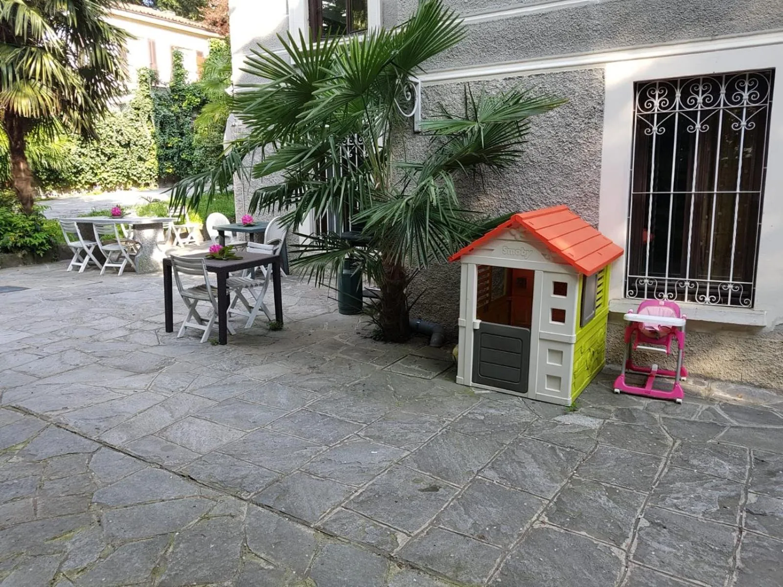 Patio in B&B VILLA ADRIANA Varese - camere e appartamenti