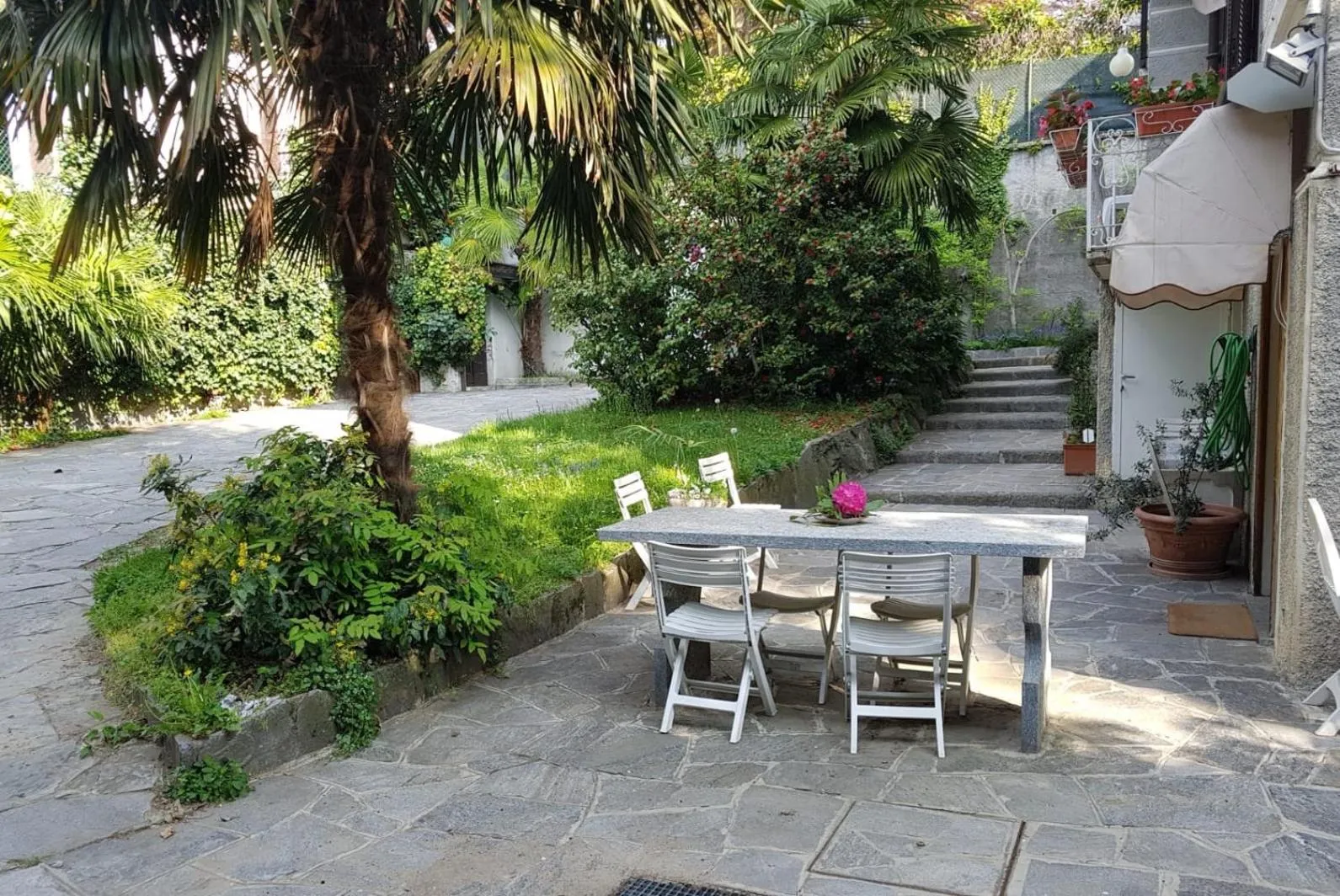 Patio in B&B VILLA ADRIANA Varese - camere e appartamenti