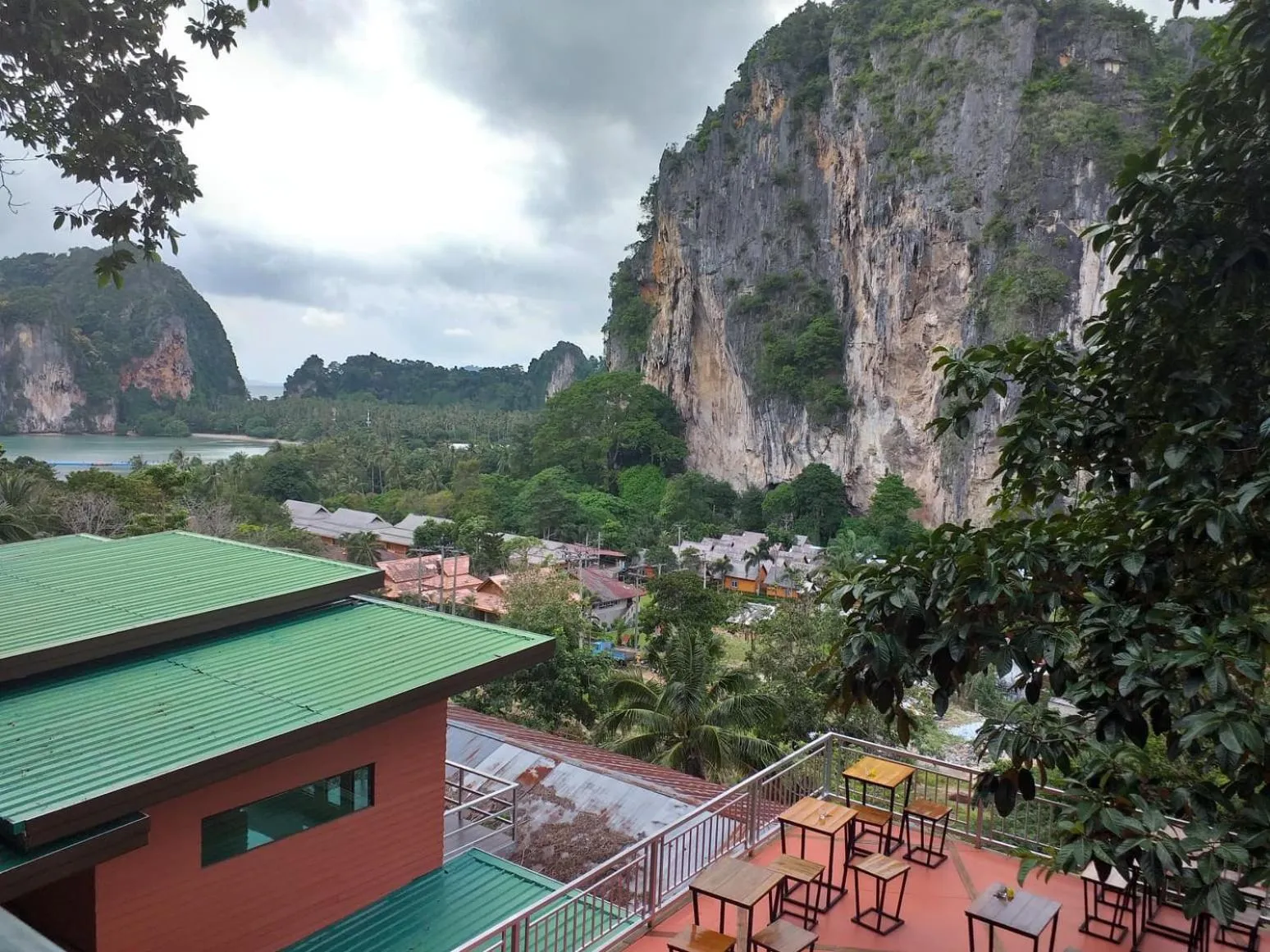 Restaurant/places to eat in Railay Hilltop
