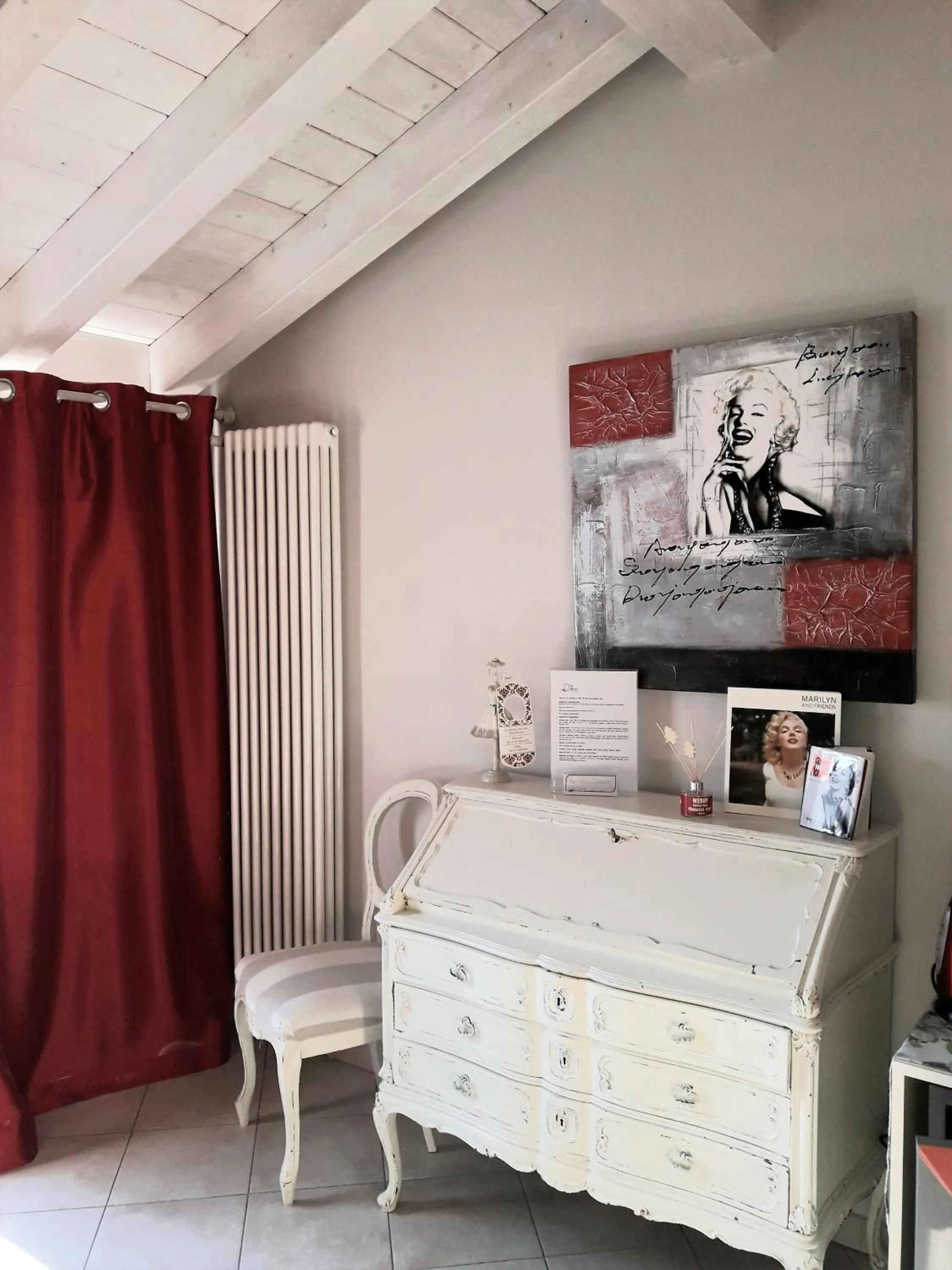 Decorative detail, Bed in Le Rêve - Lake view rooms